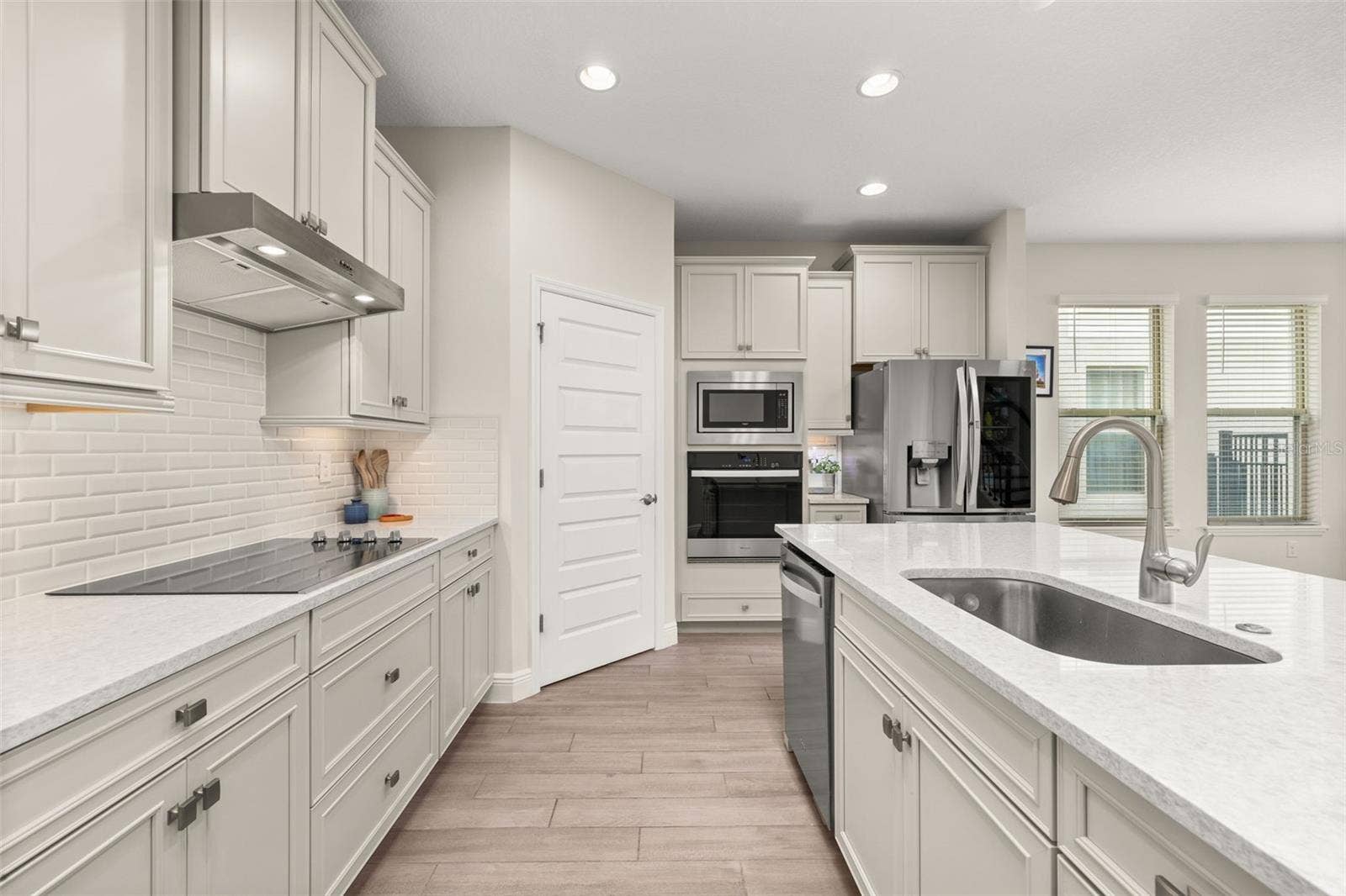 18339 OLIVER TWIST WAY, Winter Garden, FL 34787 vented hood, pull out drawers, large sink