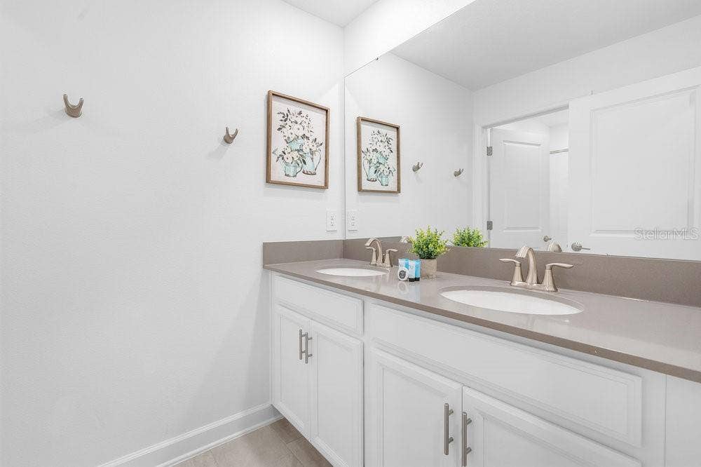 1148 KINGSBARN STREET, Davenport, FL 33896 Guest bathroom