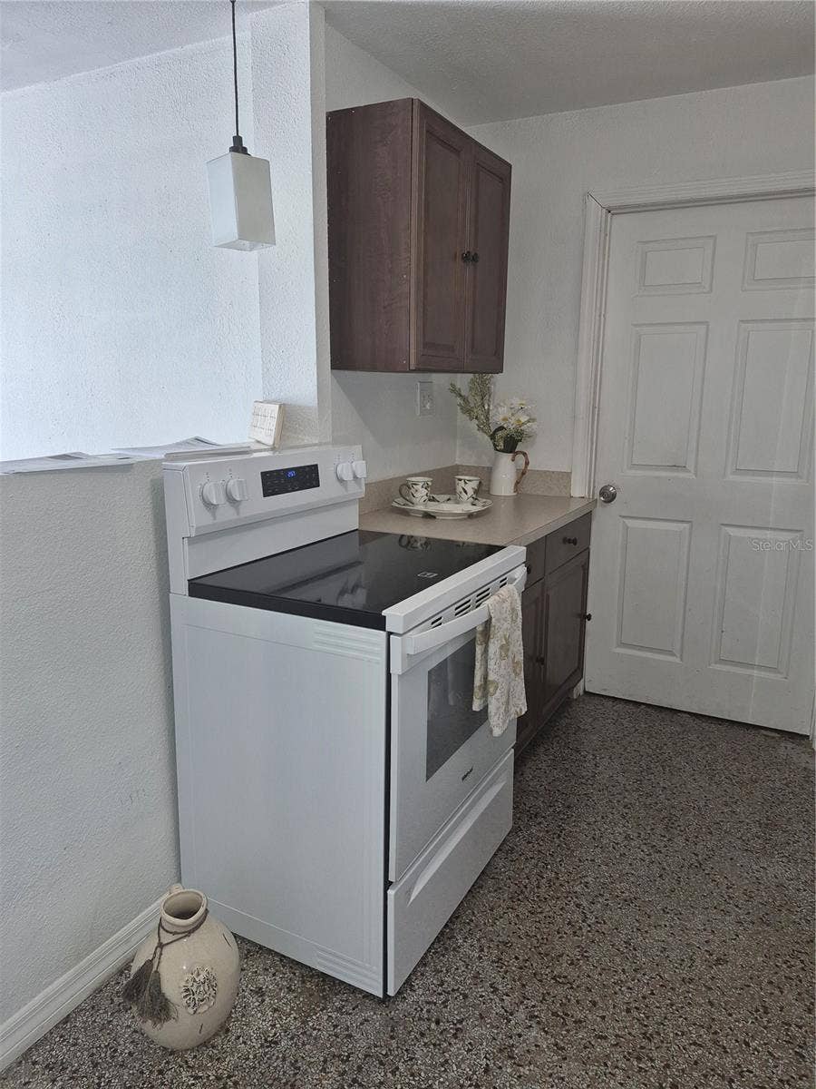 2103 MANTILLA AVENUE, Orlando, FL 32811 New stove
