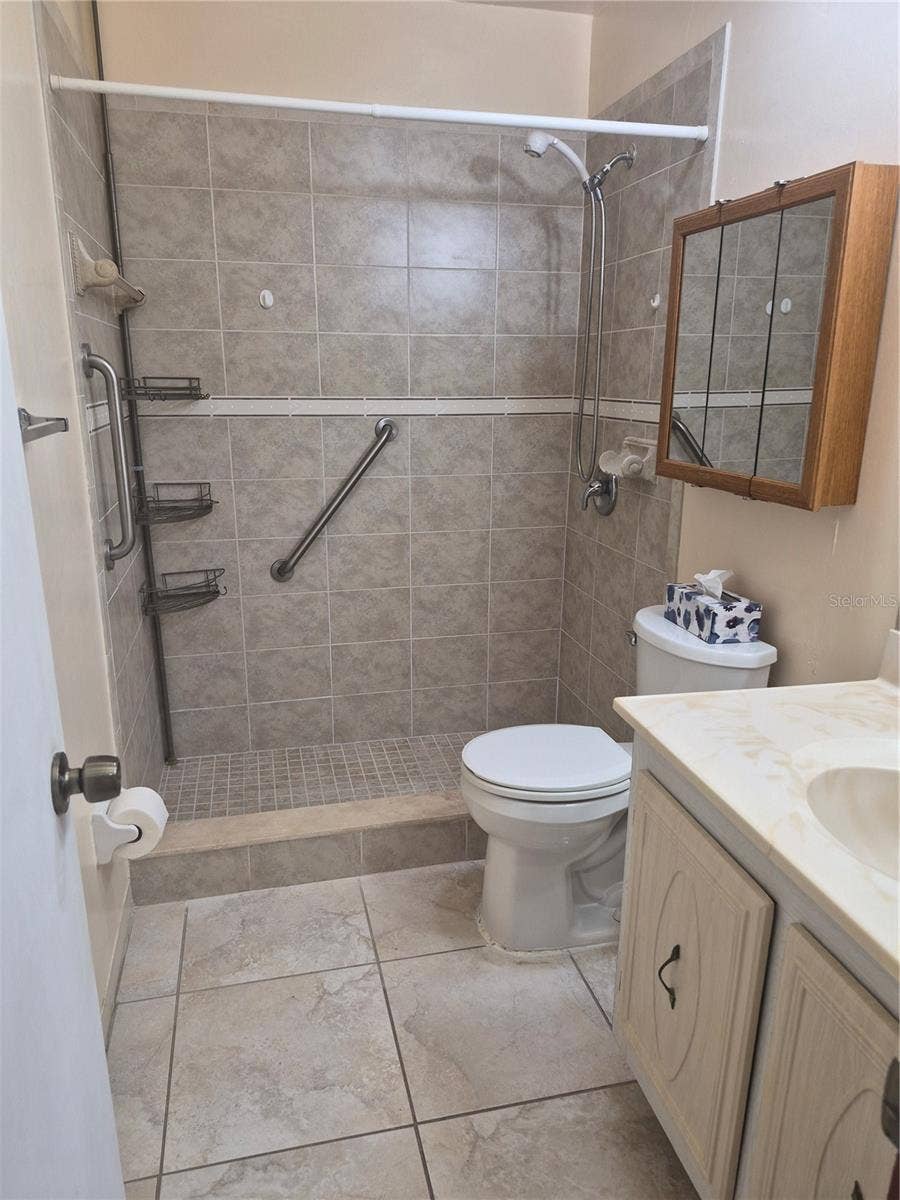 2806 N POWERS DRIVE, #8, Orlando, FL 32818 Bathroom