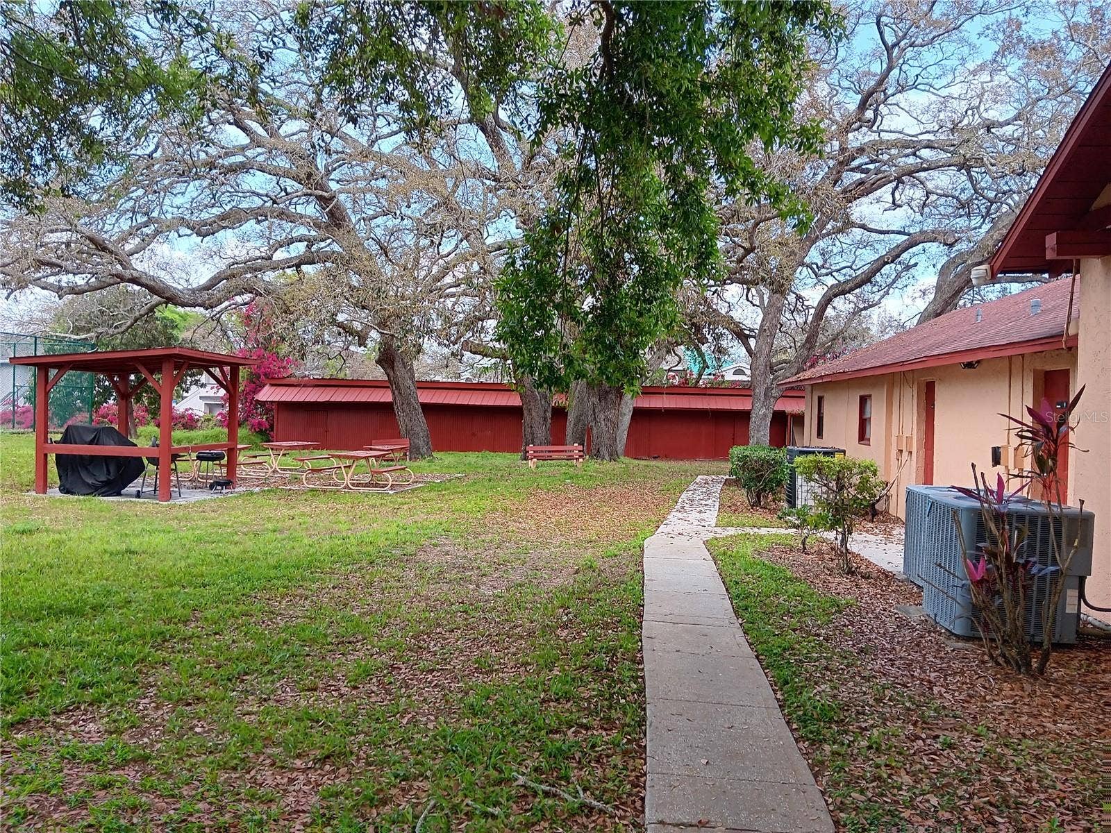 2806 N POWERS DRIVE, #8, Orlando, FL 32818 Community Picnic area