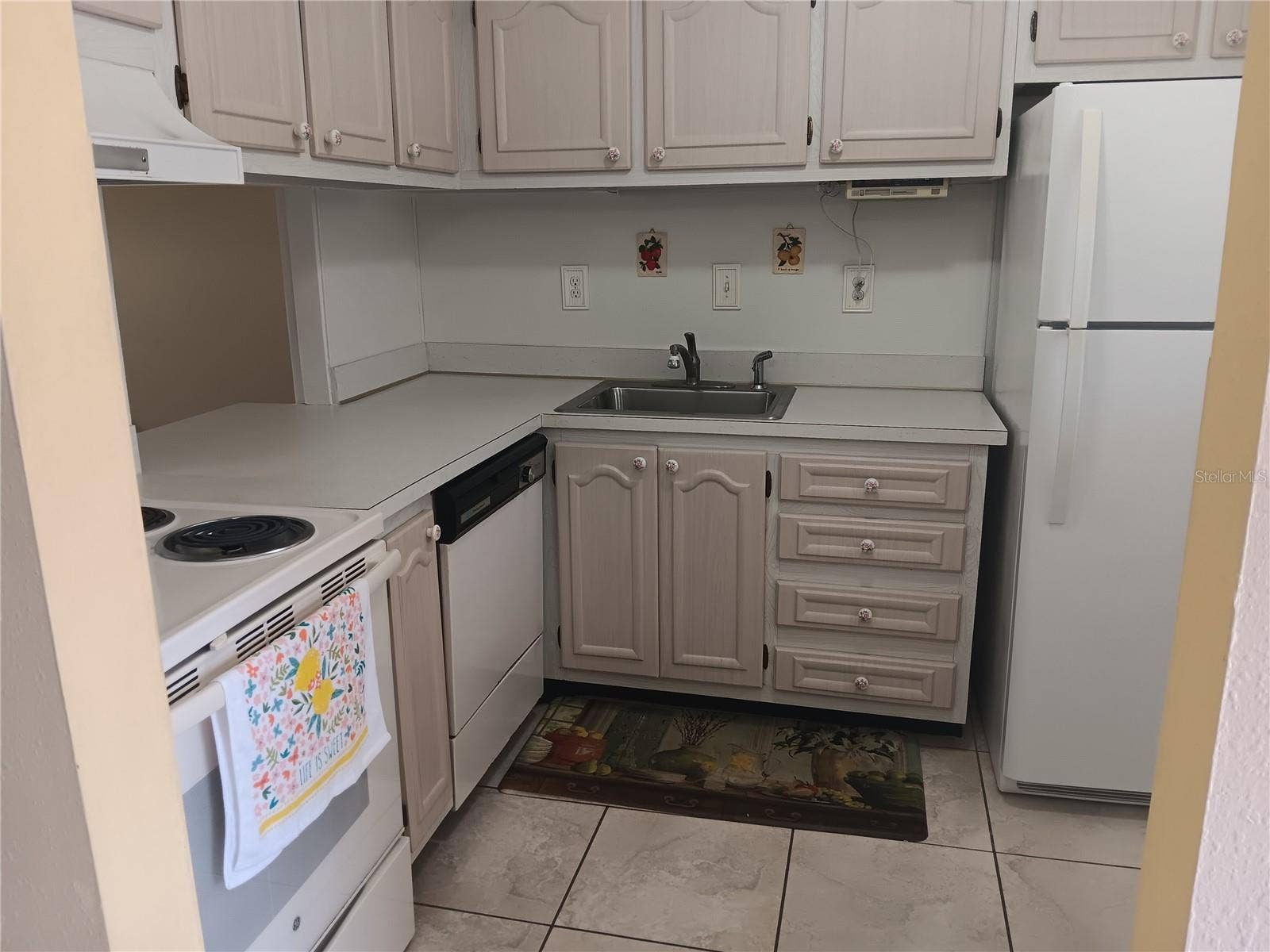 2806 N POWERS DRIVE, #8, Orlando, FL 32818 Kitchen