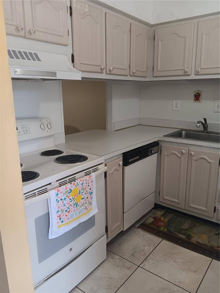 2806 N POWERS DRIVE, #8, Orlando, FL 32818 Kitchen