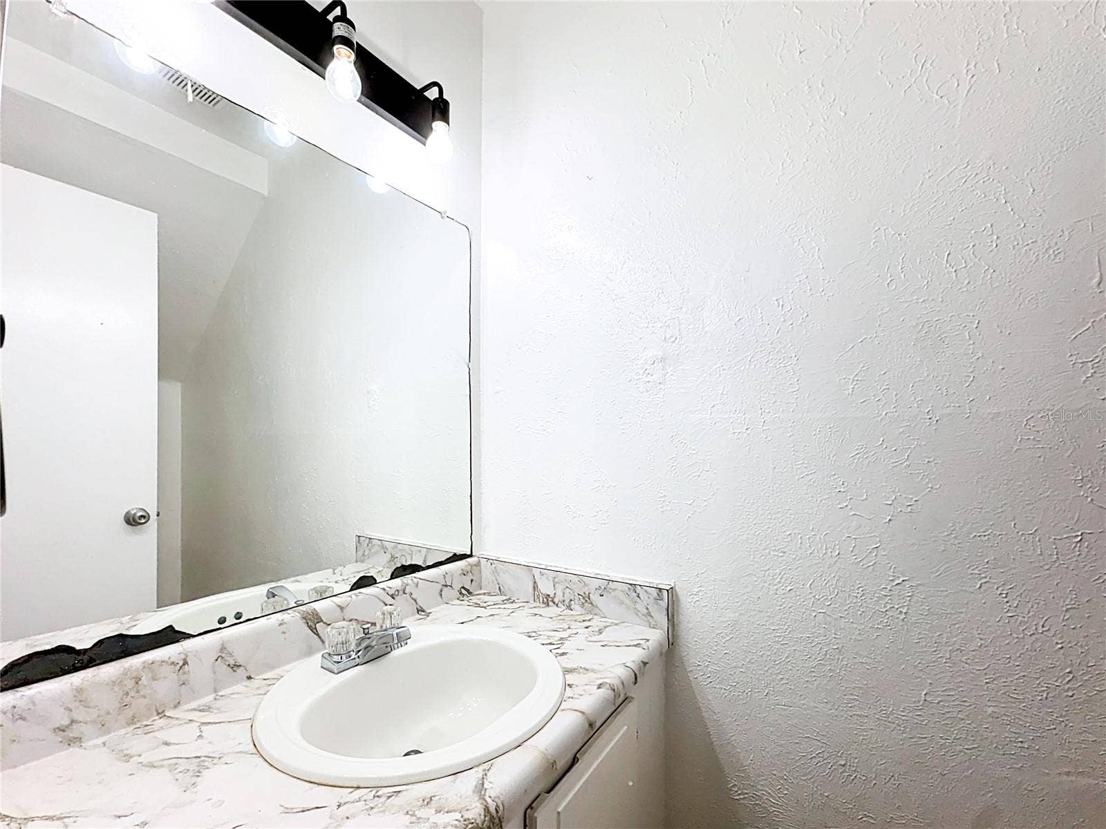 3944 CRAYRICH CIRCLE, #A-4, Orlando, FL 32839 3944 CRAYRICH CIRCLE, #A-4, Orlando, FL 32839
