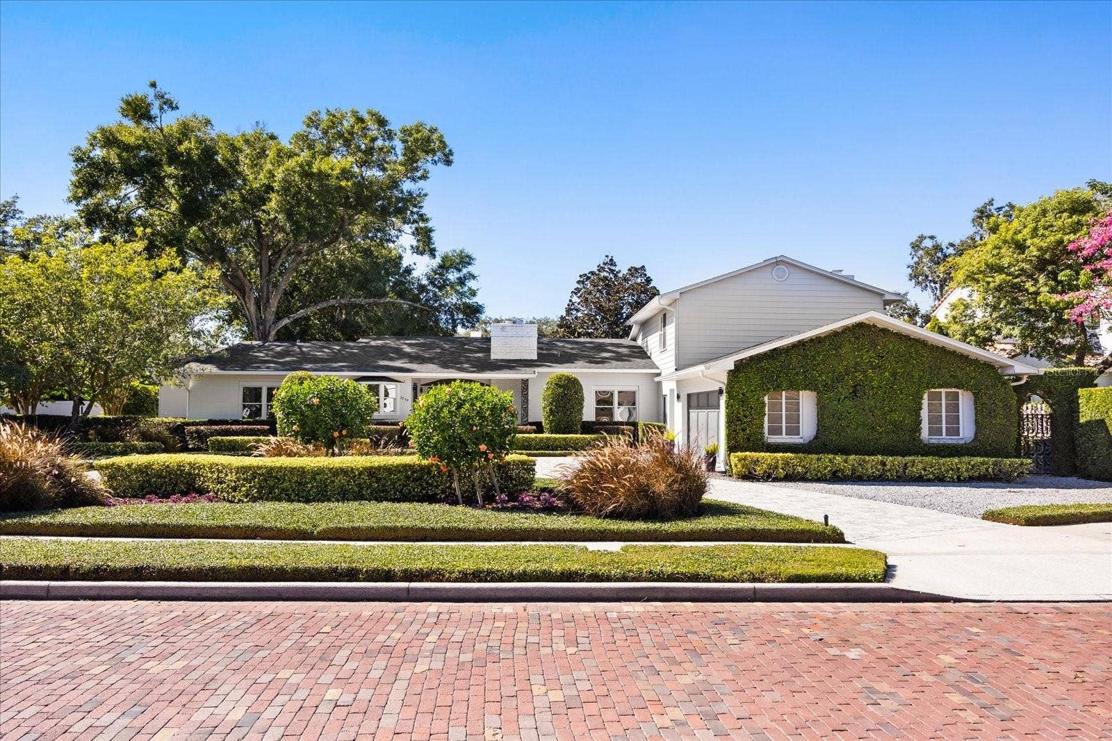 2299 VIA TUSCANY, Winter Park, FL 32789 A grand entrance scape and horse shoe drive welcome you