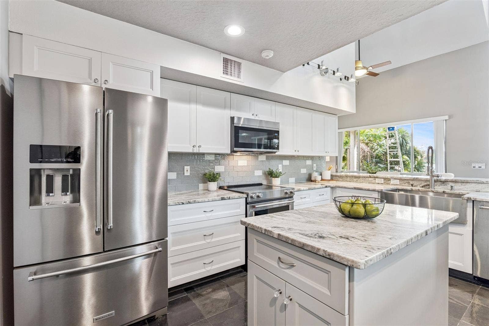 9642 BEAR LAKE ROAD, Apopka, FL 32703 Massive marble slab breakfast bar