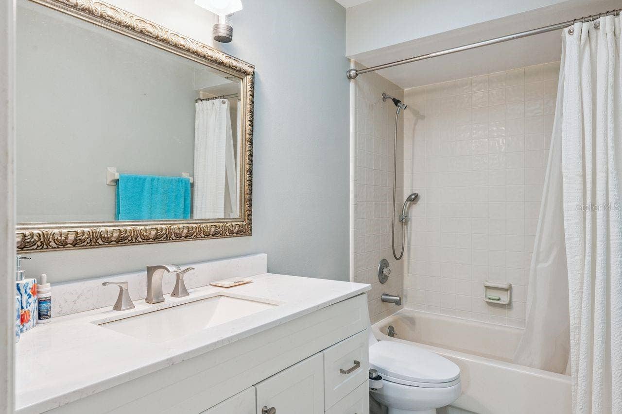 8215 ROLLA COURT, Orlando, FL 32836 Guest bath