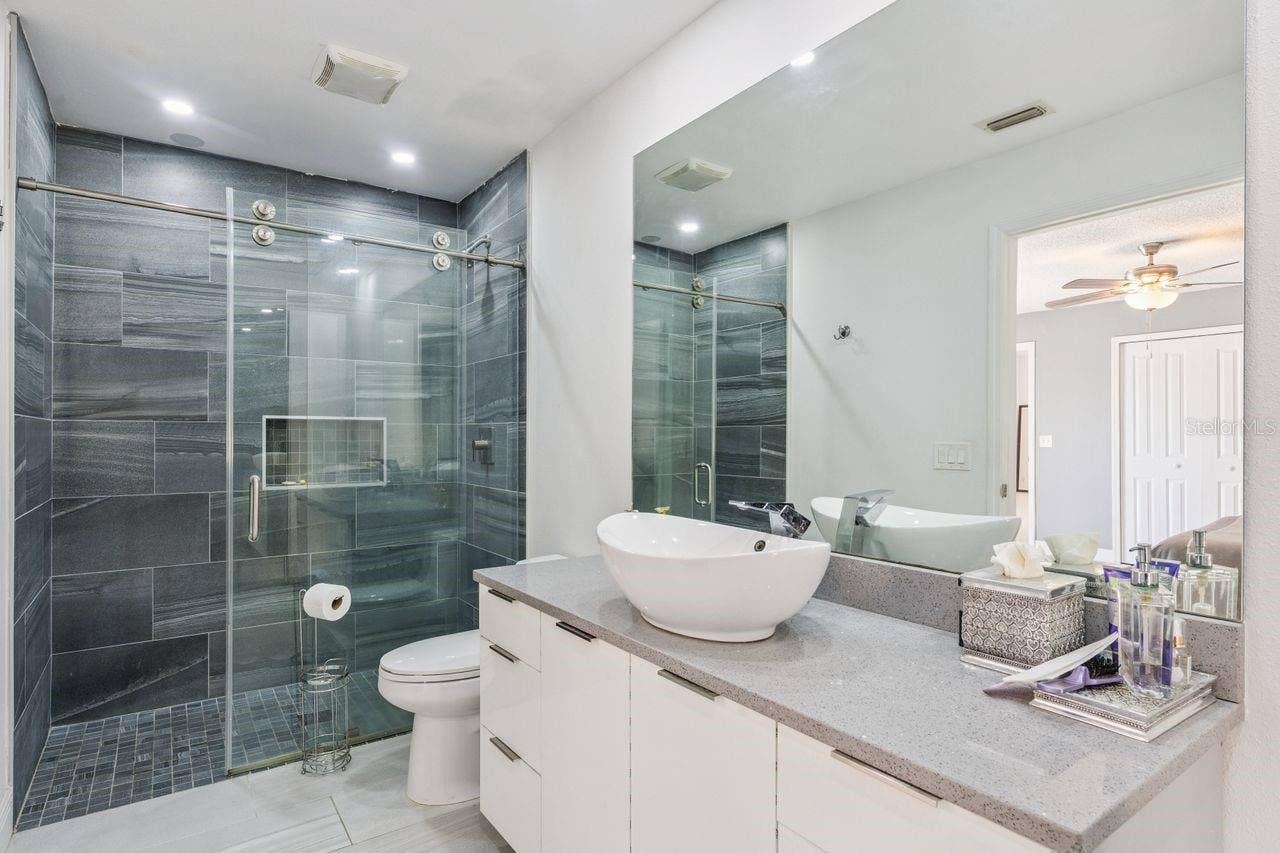 8215 ROLLA COURT, Orlando, FL 32836 Primary bath