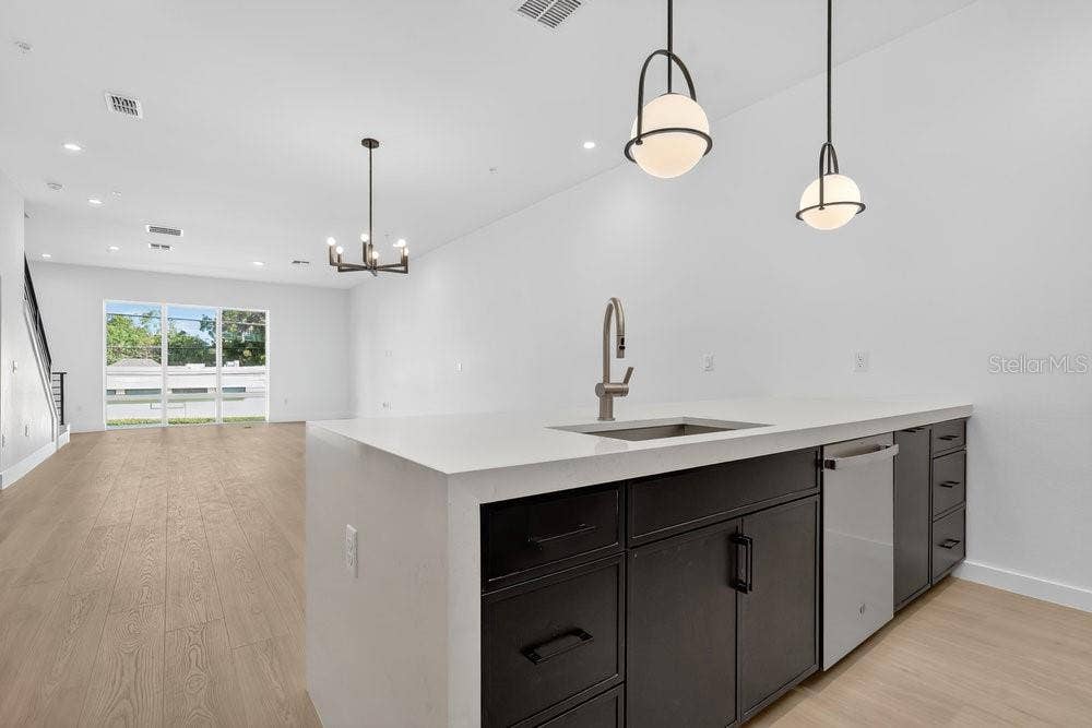 1004 E ROBINSON, Orlando, FL 32801 1004 E ROBINSON, Orlando, FL 32801