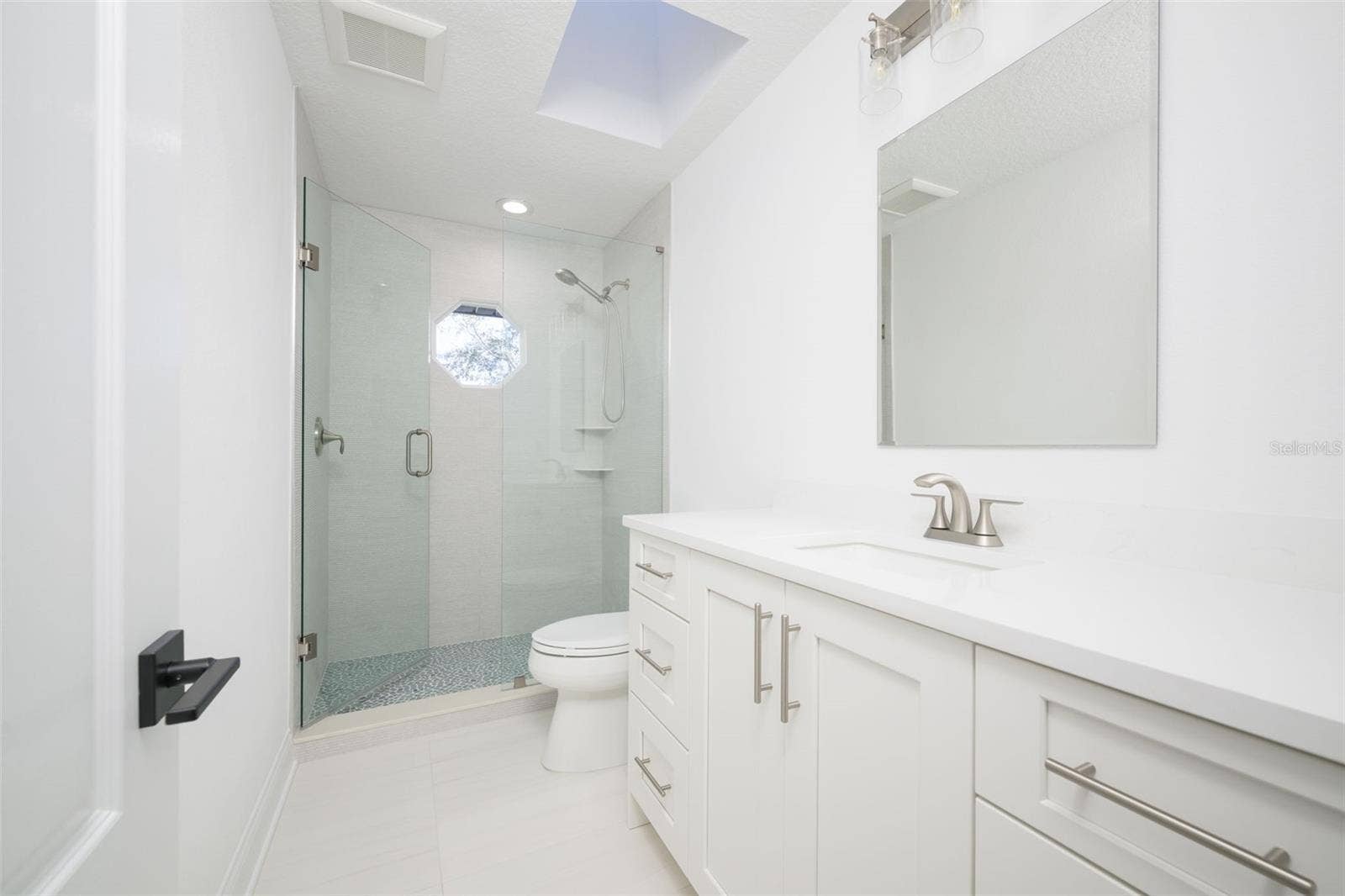 Upstairs full bath.
