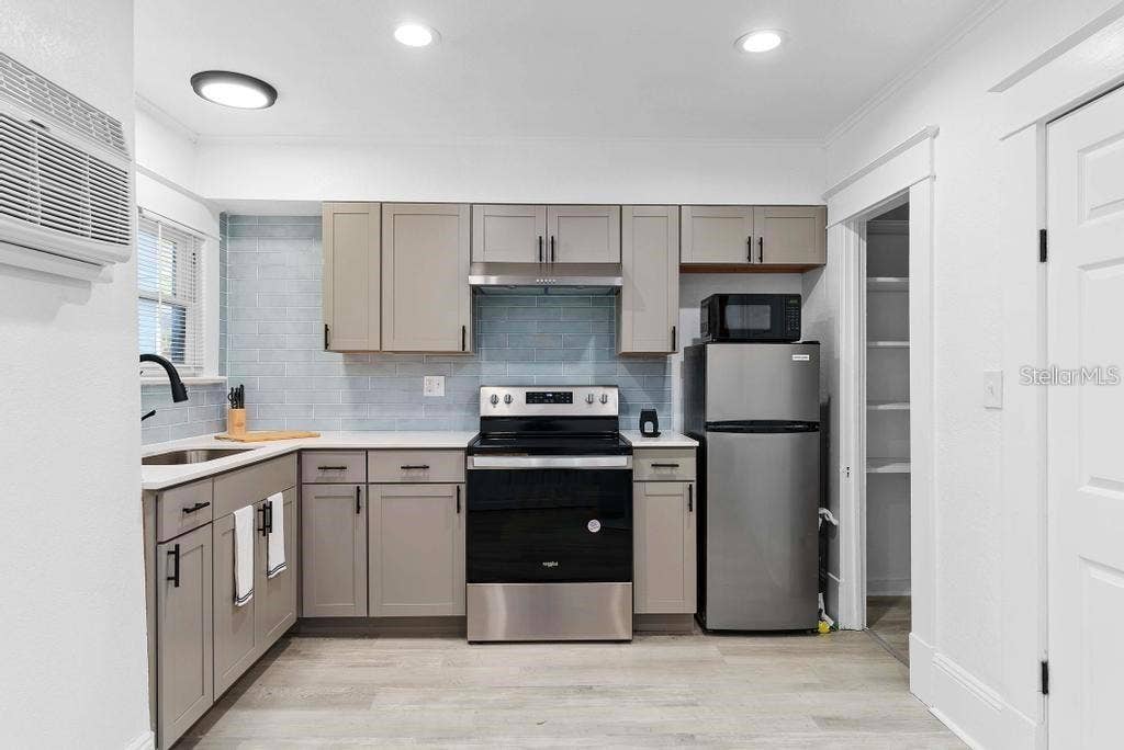 412 E HARWOOD STREET, Orlando, FL 32803 412 E HARWOOD STREET, Orlando, FL 32803