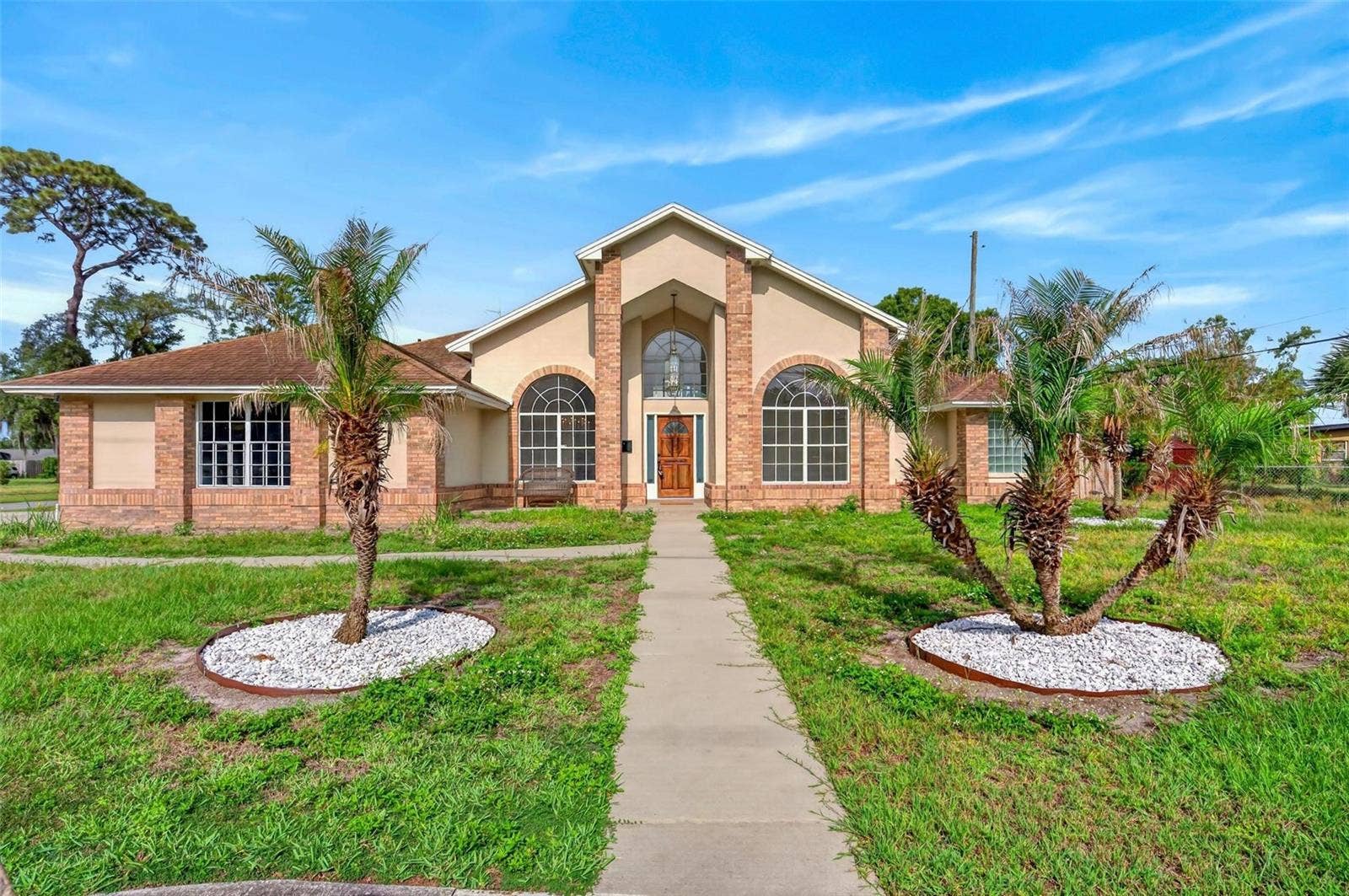 2800 CONWAY GARDENS ROAD, Orlando, FL 32806 Awaiting your personal touches.