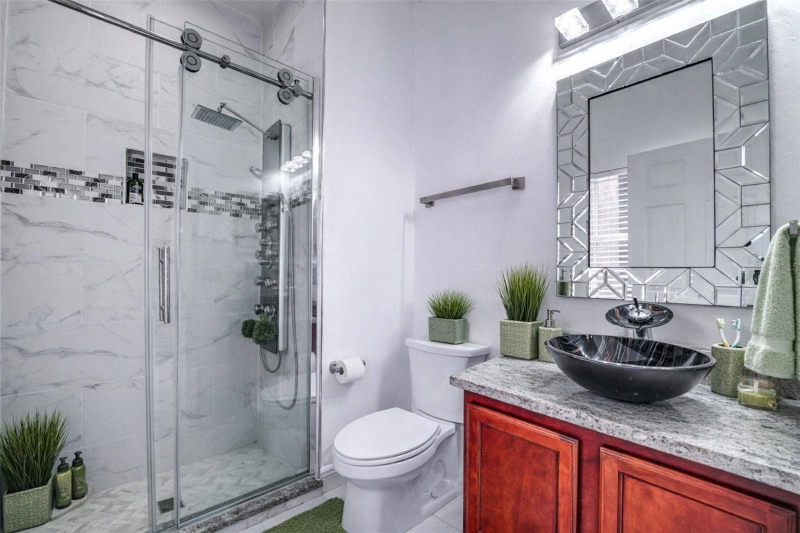 6956 LUCCA STREET, Orlando, FL 32819 First-floor bathroom.