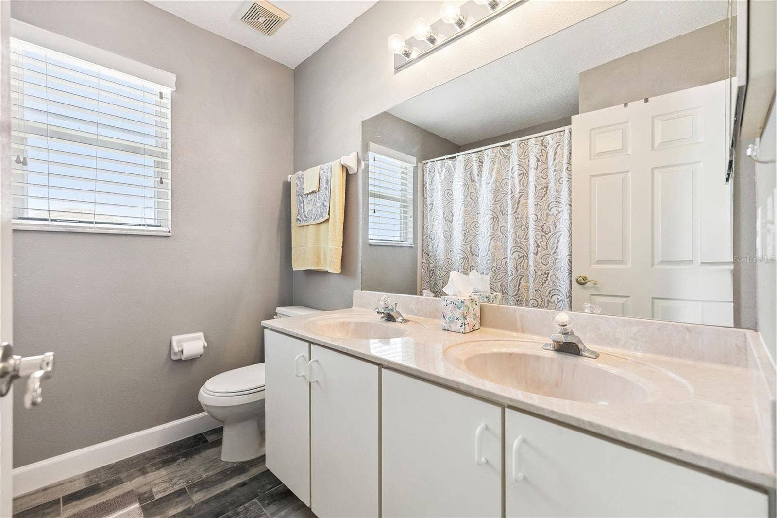 Upstairs Full Guest Bathroom with Tub/Shower Combo