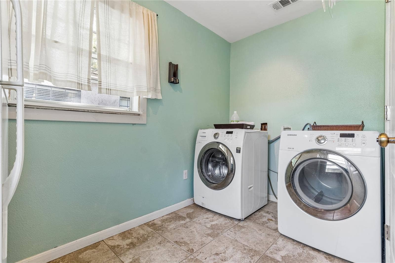 37 E VANDERBILT STREET, Orlando, FL 32804 37 E VANDERBILT STREET, Orlando, FL 32804