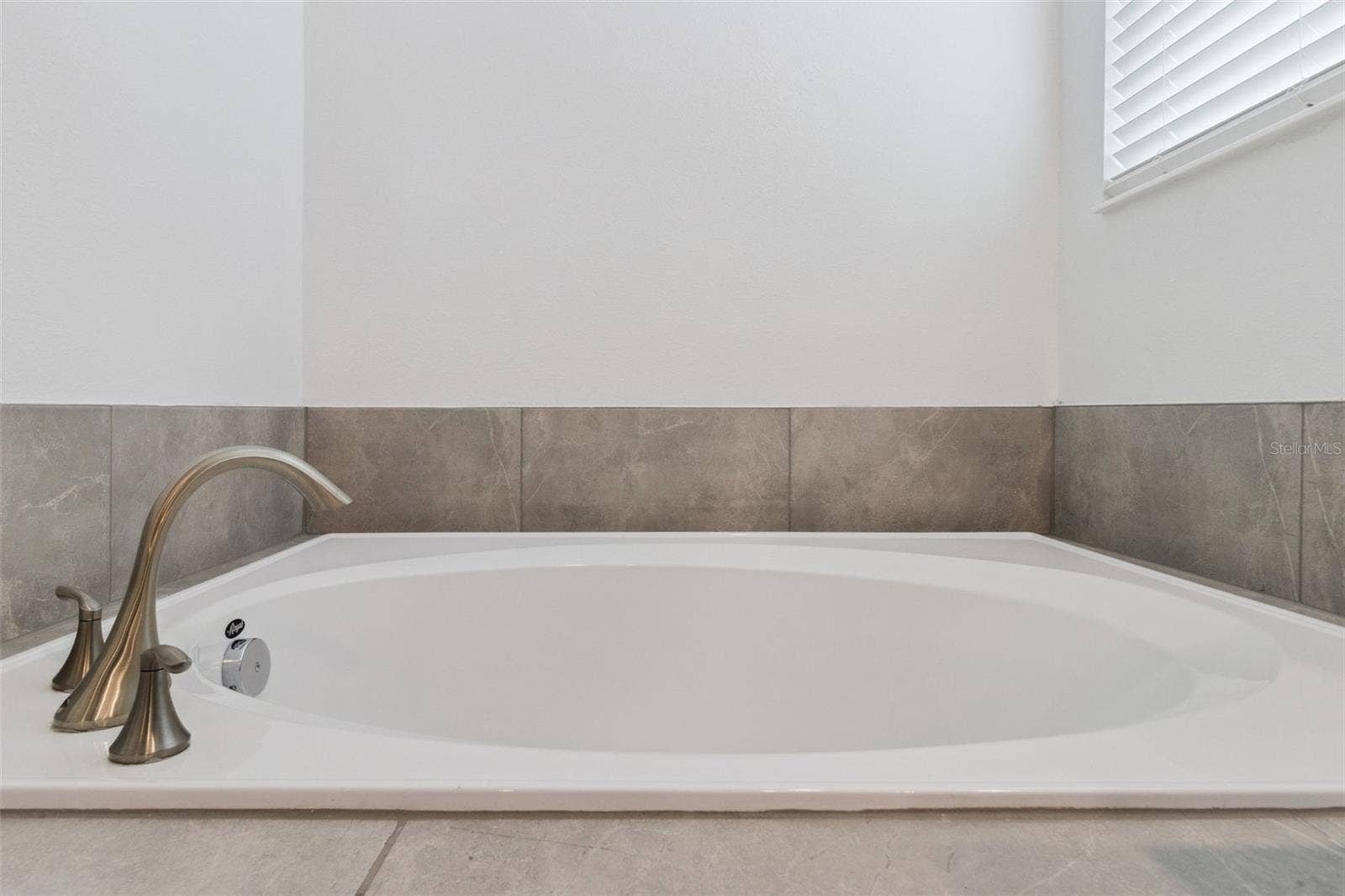 9095 SOMMERSET HILLS DRIVE, Davenport, FL 33896 Primary Bath Soak In Tub - Second Floor