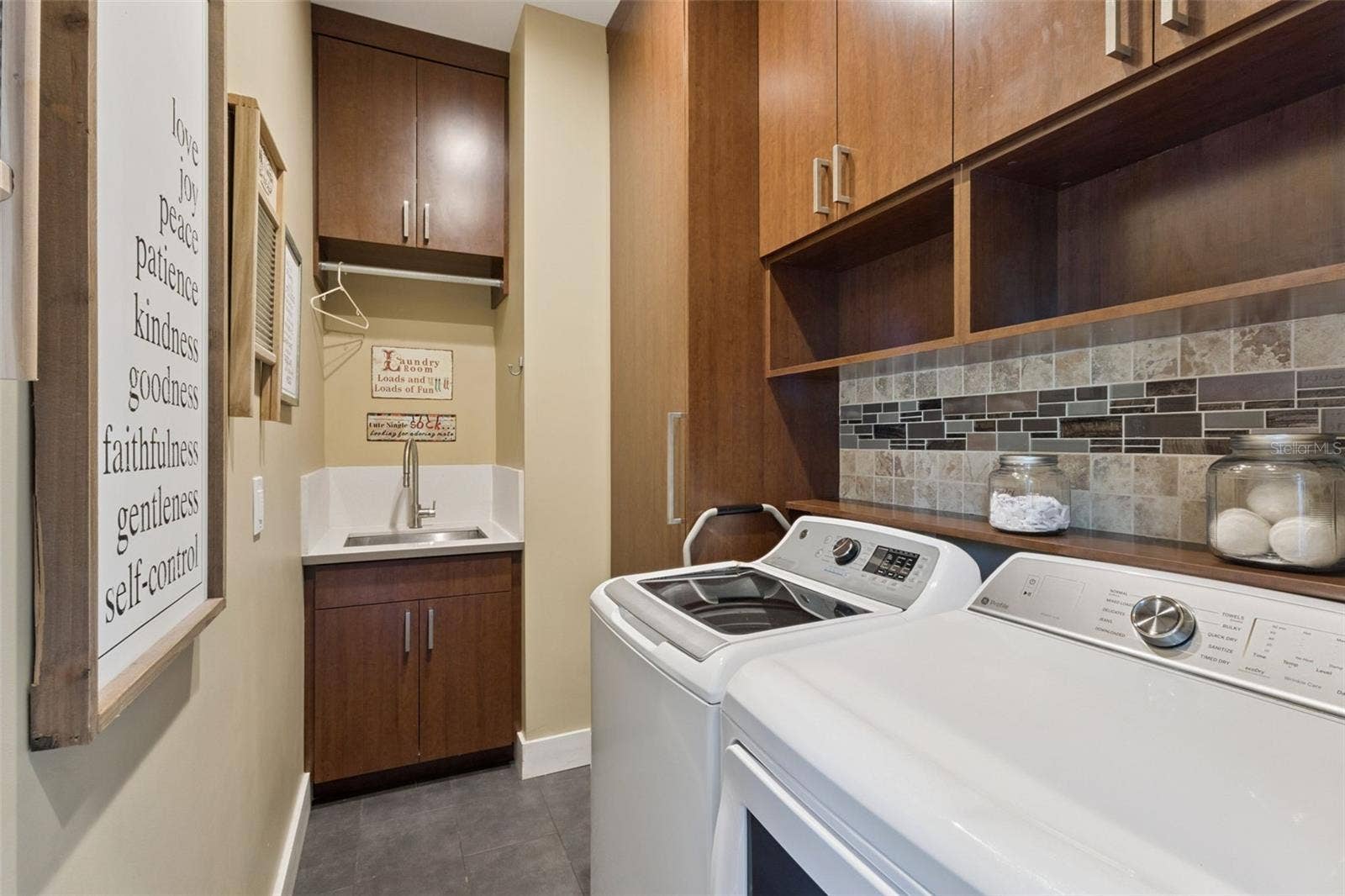 15503 TROTTING HORSE LANE, Tavares, FL 32778 Laundry Room with Sink and Storage