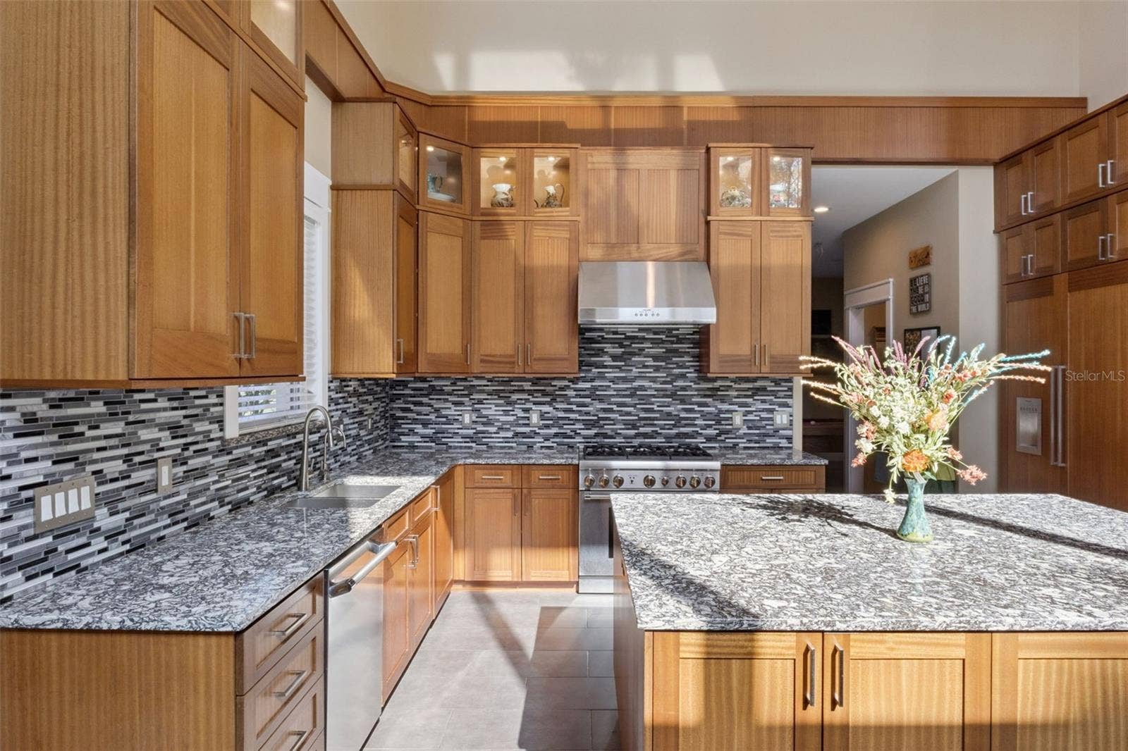 15503 TROTTING HORSE LANE, Tavares, FL 32778 Custom Chef's Kitchen with Thermador Appliances