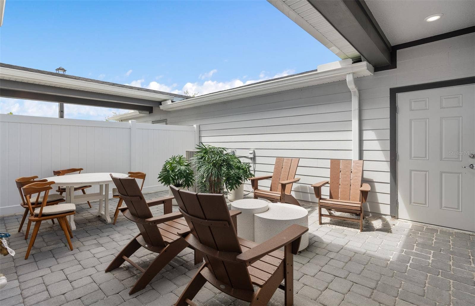 10130 HADLEY STREET, Orlando, FL 32829 Model Home Design Only. Pictures and furnishings are for illustrative purposes only. Elevations, colors and options may vary. Furniture is for model home staging only.
