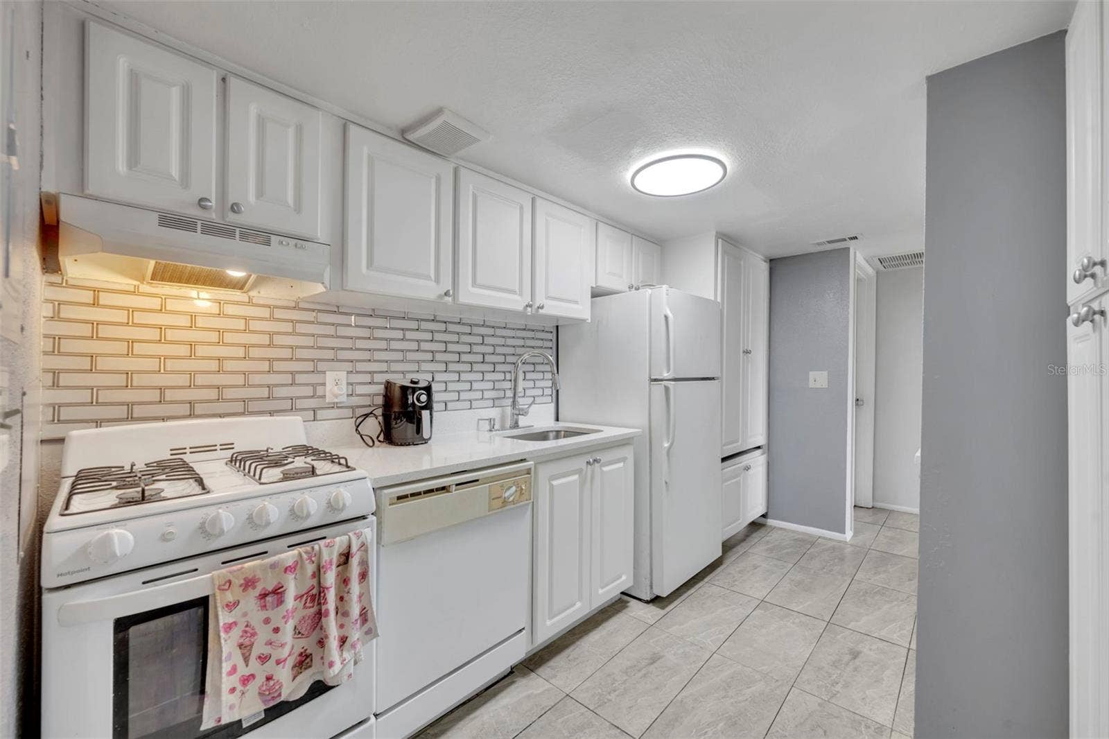 145 OYSTER BAY CIRCLE, #240, Altamonte Springs, FL 32701 Beautifully Updated Kitchen