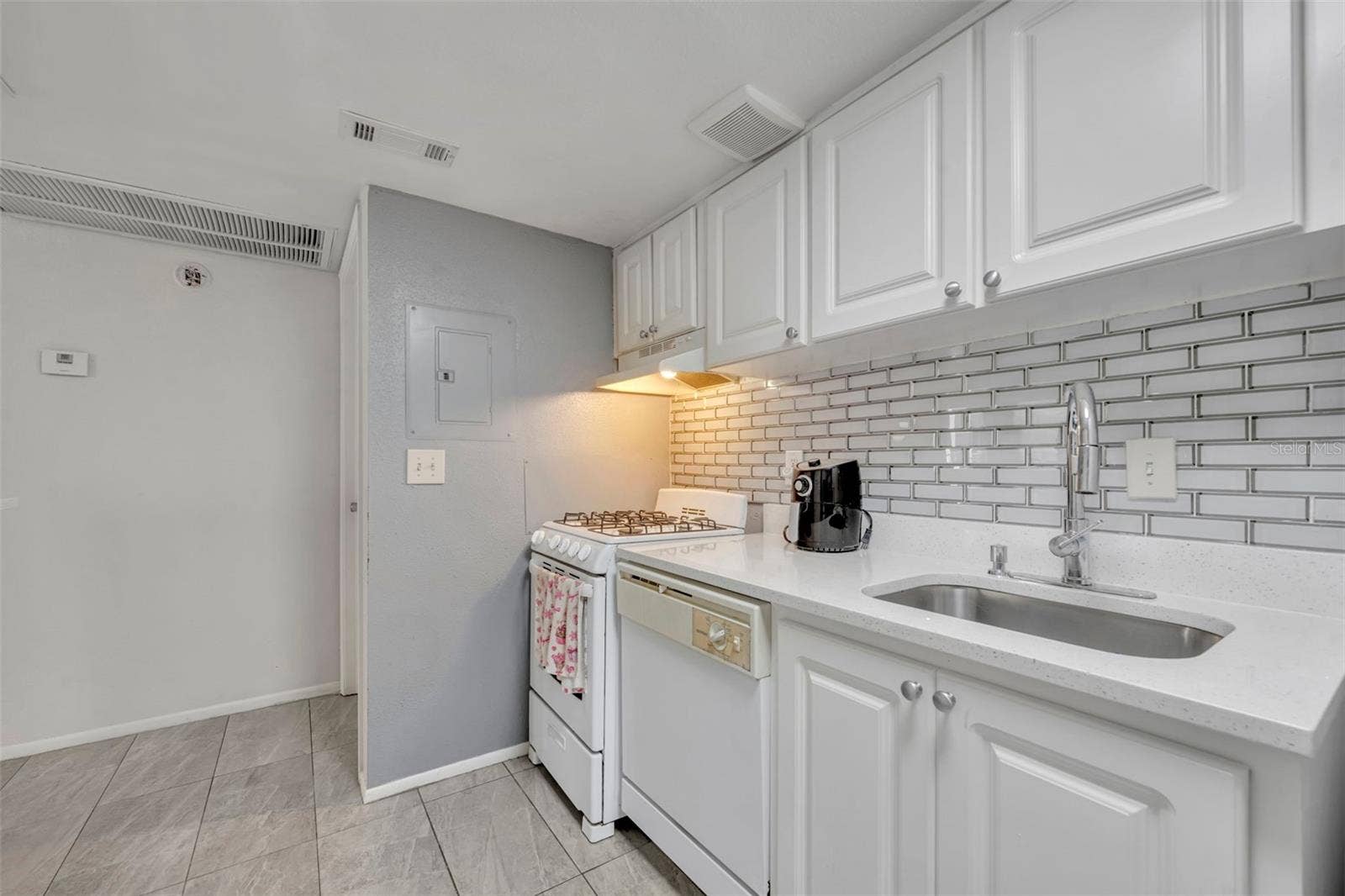 145 OYSTER BAY CIRCLE, #240, Altamonte Springs, FL 32701 Beautifully Updated Kitchen