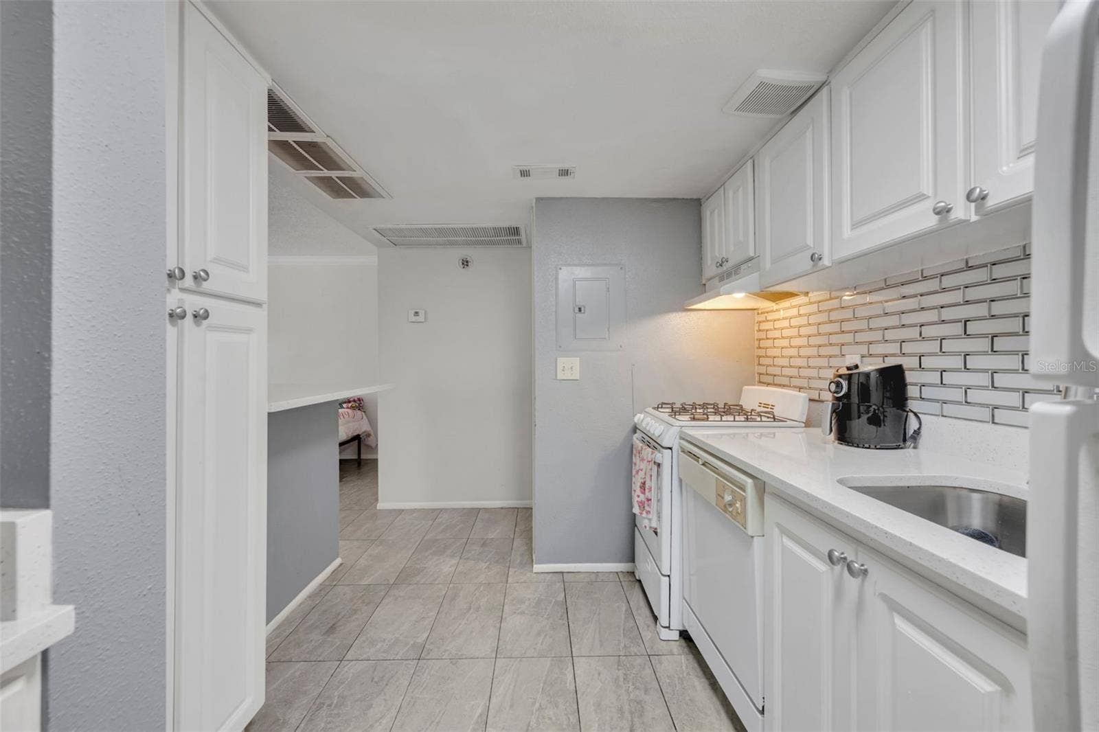 145 OYSTER BAY CIRCLE, #240, Altamonte Springs, FL 32701 Beautifully updated Kitchen