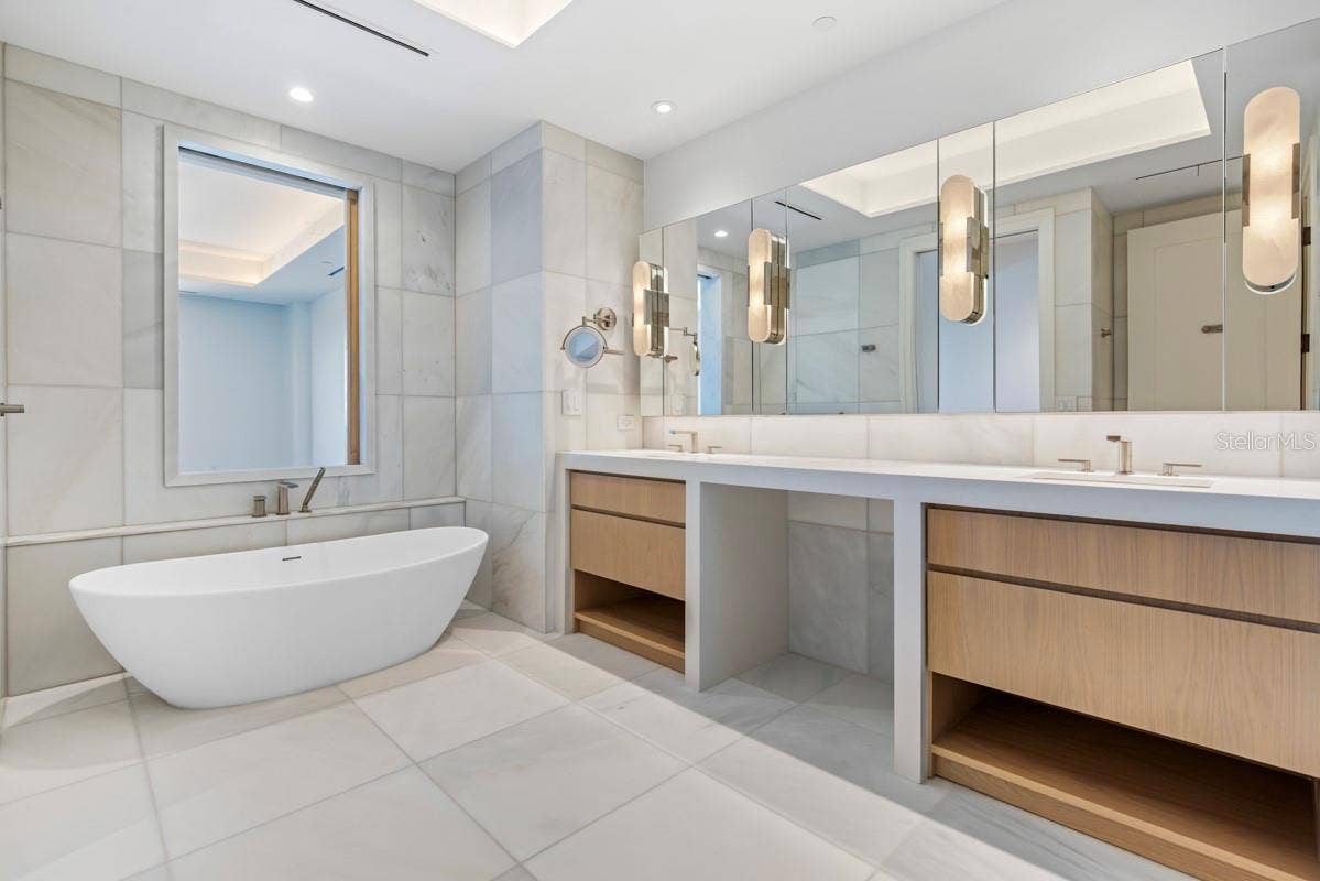 10160 AUTUMN MIST LANE, #800, Golden Oak, FL 32836 Upstairs guest suite bath