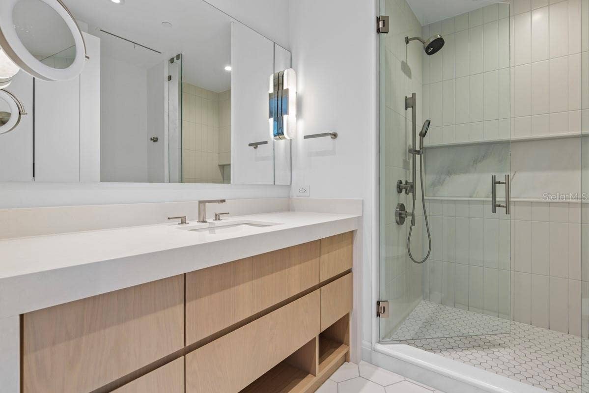 10160 AUTUMN MIST LANE, #800, Golden Oak, FL 32836 Upstairs guest suite bath