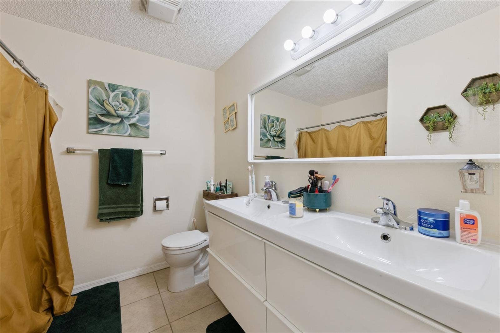 Unit B - Full bathroom