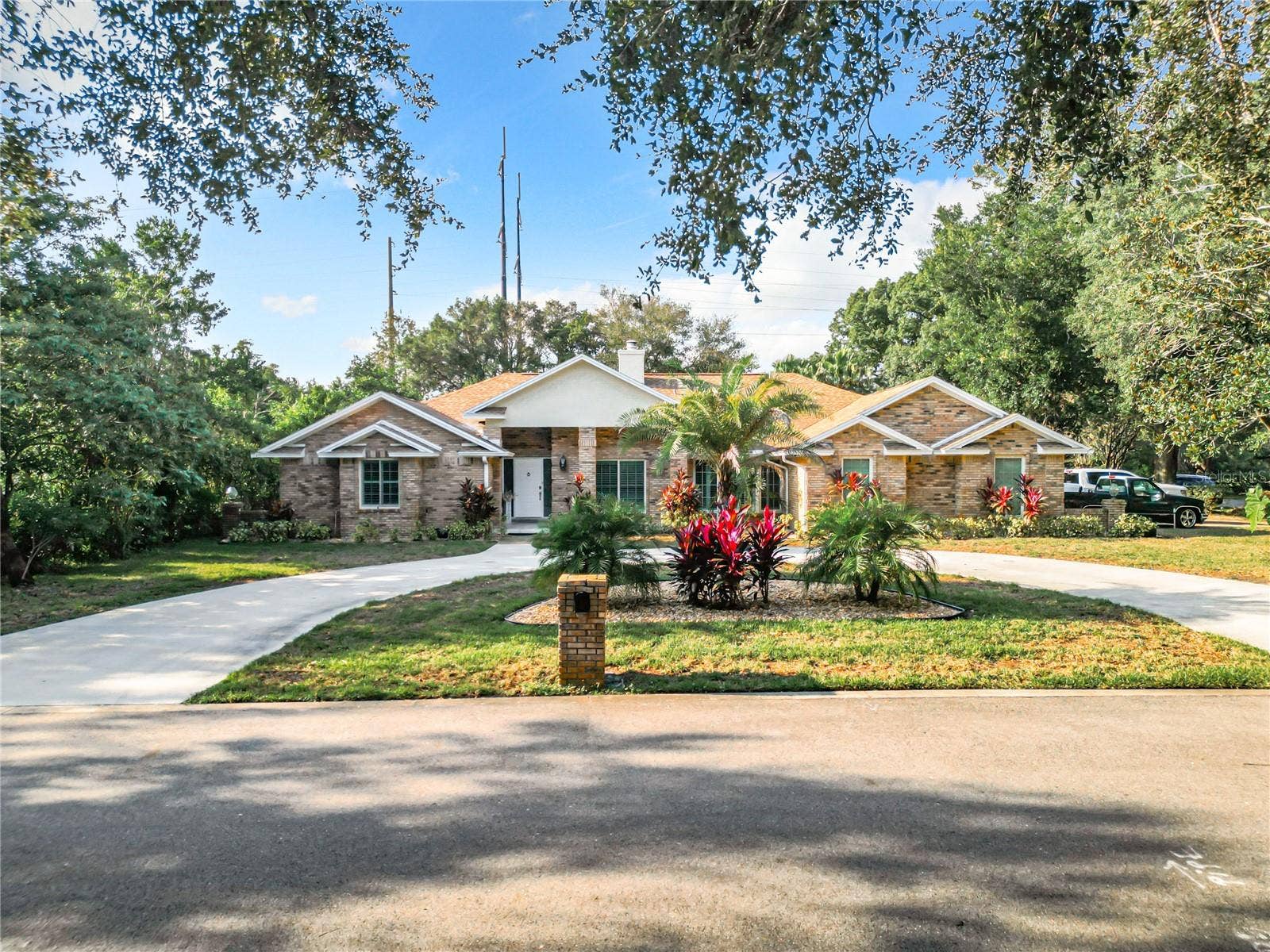8707 FERNWICKE COURT, Orlando, FL 32819 Front circular driveway leads to estately entry