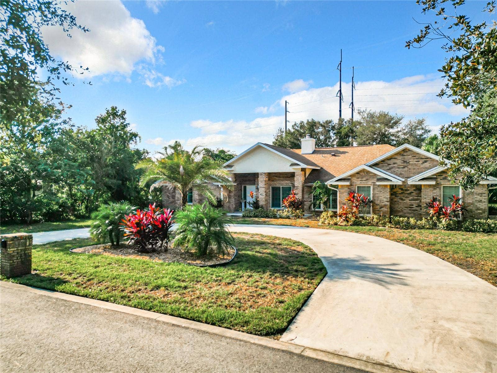 8707 FERNWICKE COURT, Orlando, FL 32819 Right entry of circular drive