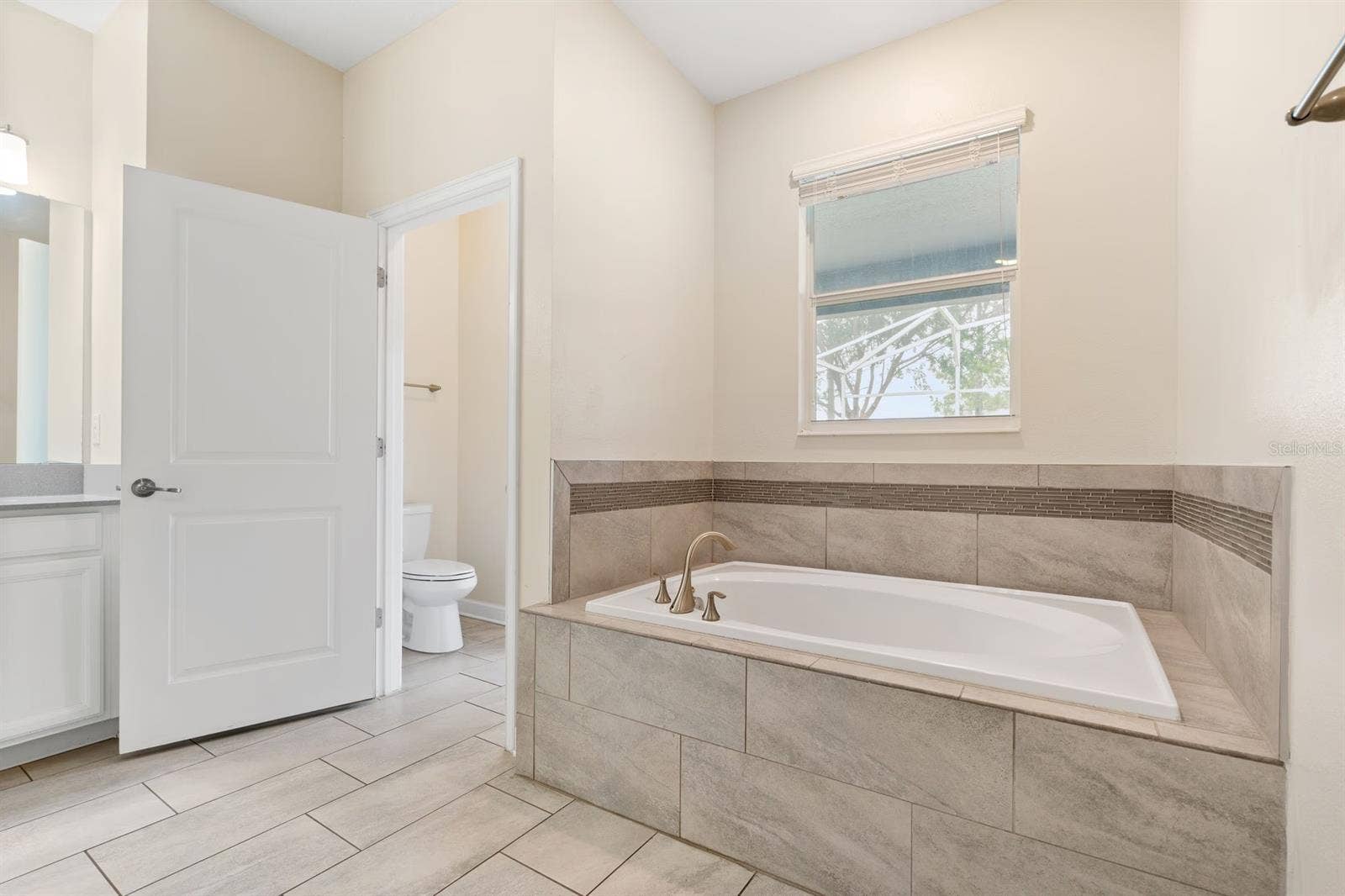 9050 STINGER DRIVE, Davenport, FL 33896 Primary bathroom