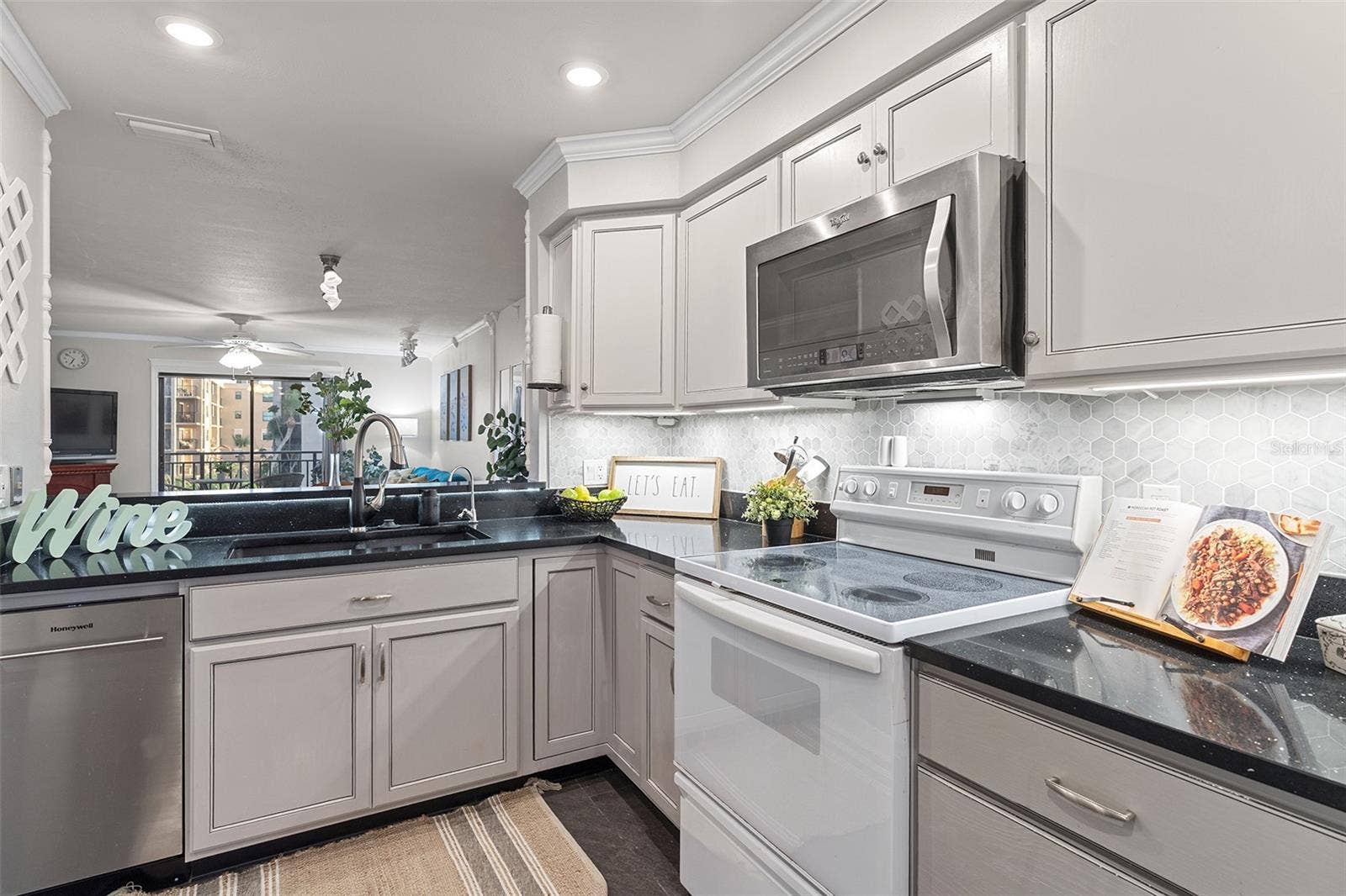 Newer dishwasher) Spacious kitchen