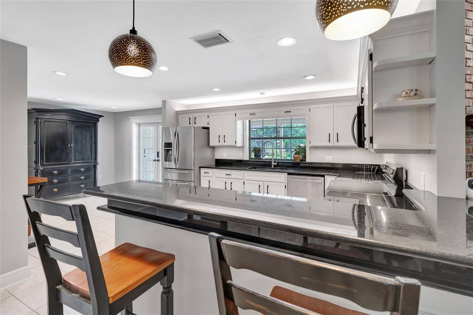 14140 COUNTRY ESTATE DRIVE, Winter Garden, FL 34787 Stunning open kitchen showcasing an oversized breakfast bar, granite countertops, and a flexible layout with space for a breakfast table-designed for effortless entertaining.