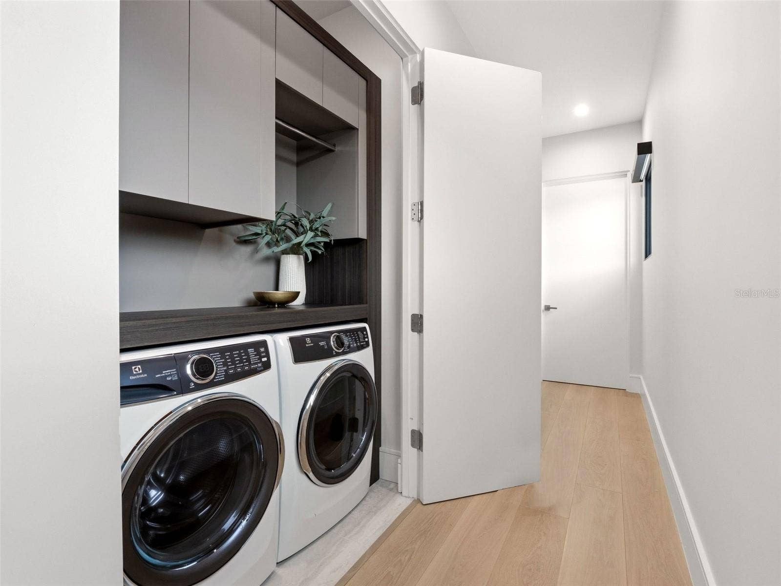 8643 FARTHINGTON WAY, Orlando, FL 32827 Upstairs Laundry