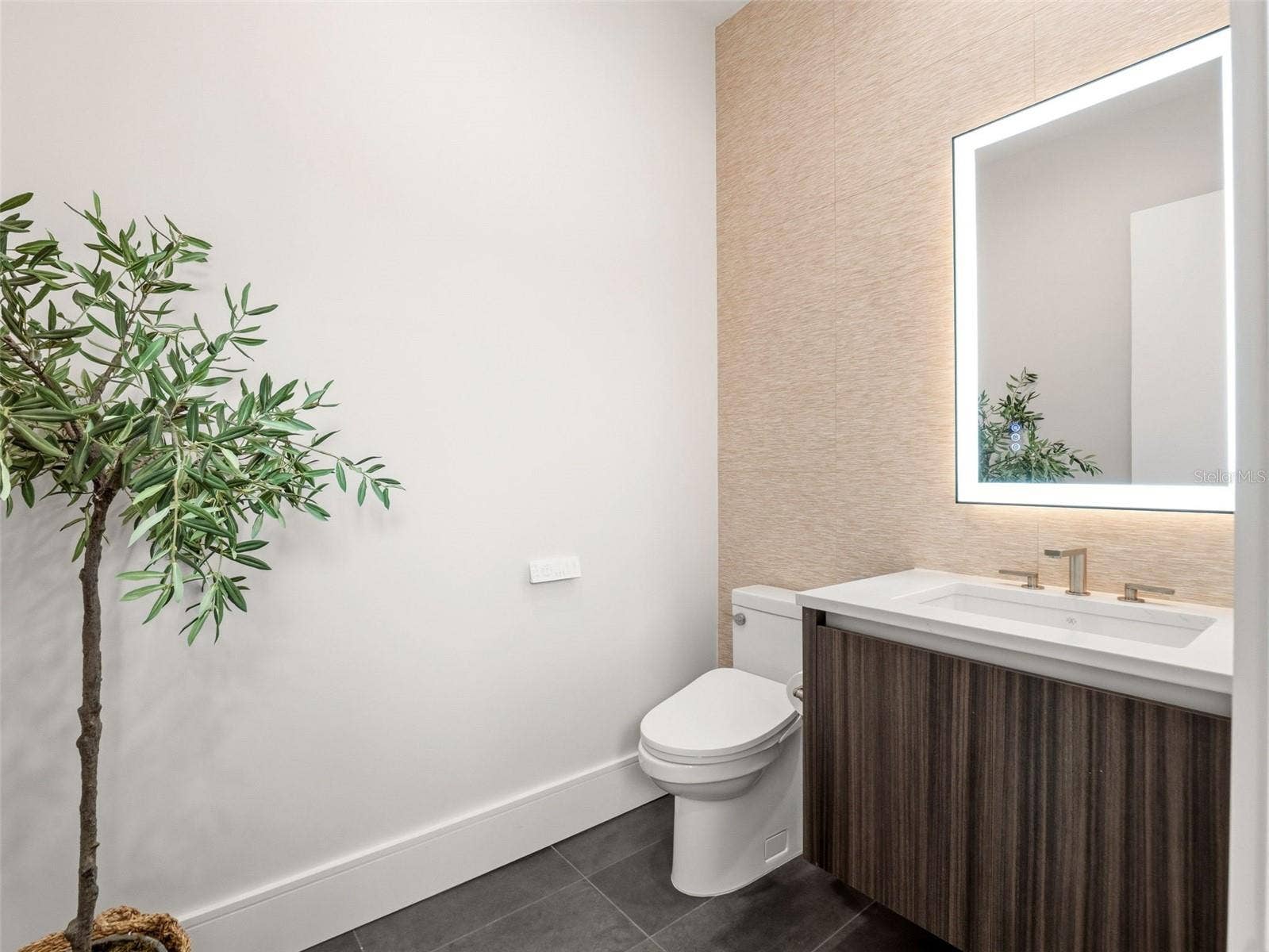 8643 FARTHINGTON WAY, Orlando, FL 32827 Upstairs Powder Bath 2