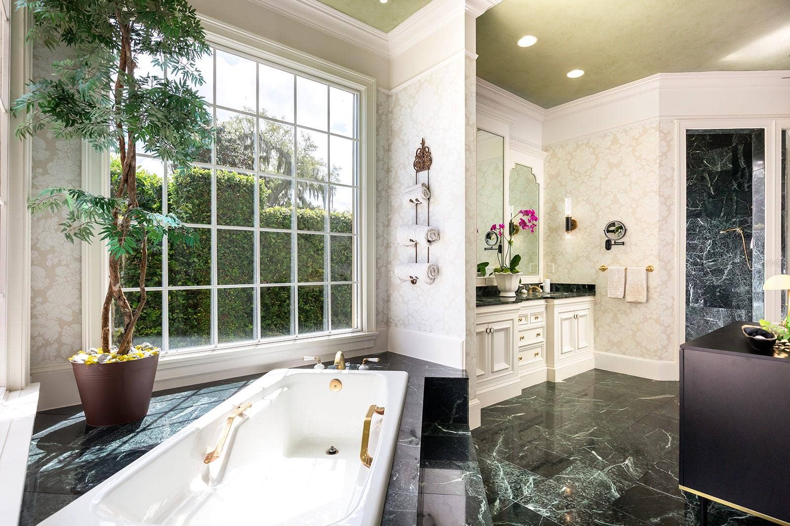 1351 N CLASSIC COURT, Longwood, FL 32779 Step into the Roman tub. Run the bath add the bubbles & SOAK away the days troubles!
