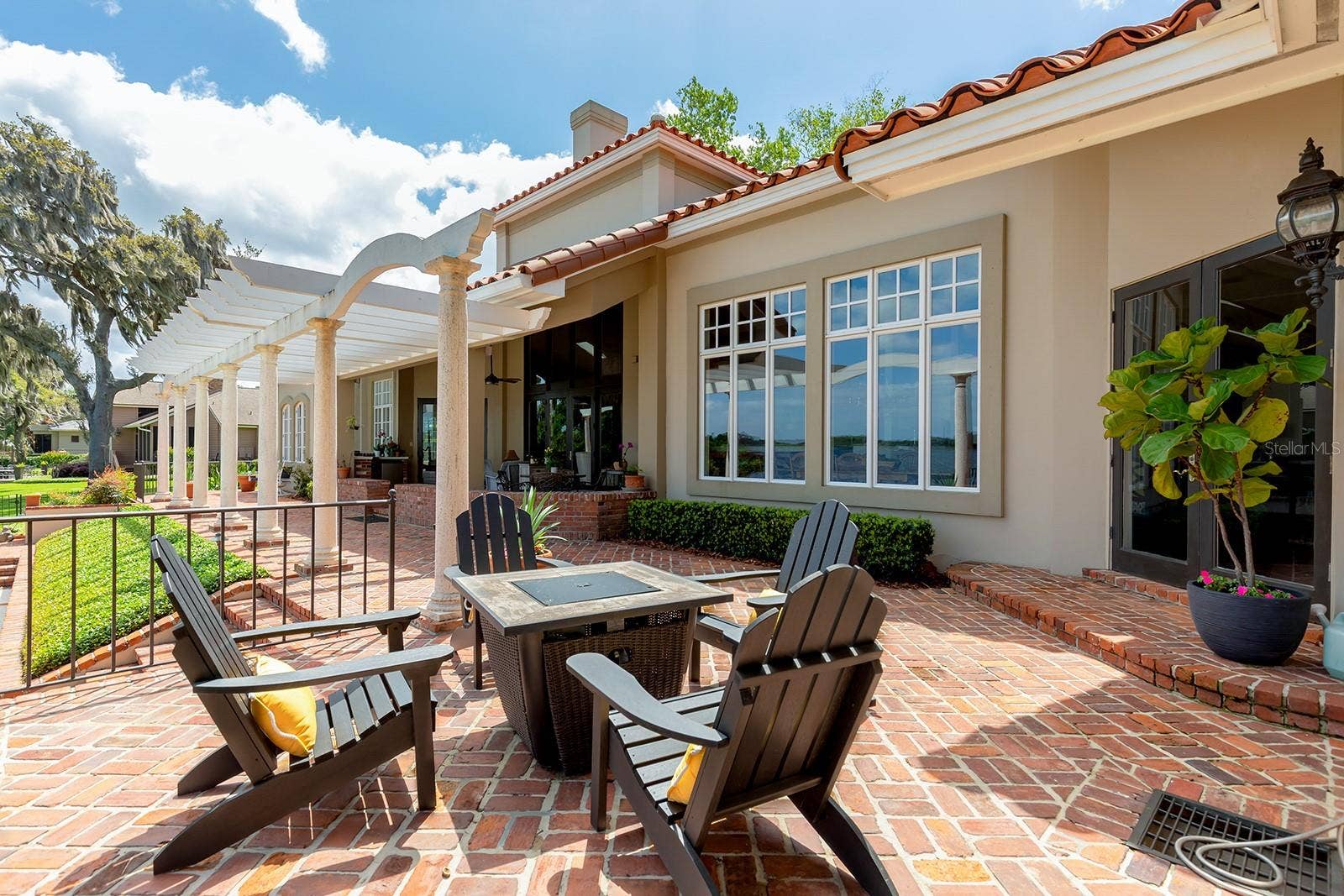1351 N CLASSIC COURT, Longwood, FL 32779 Space for smaller gatherings and intimate conversations.