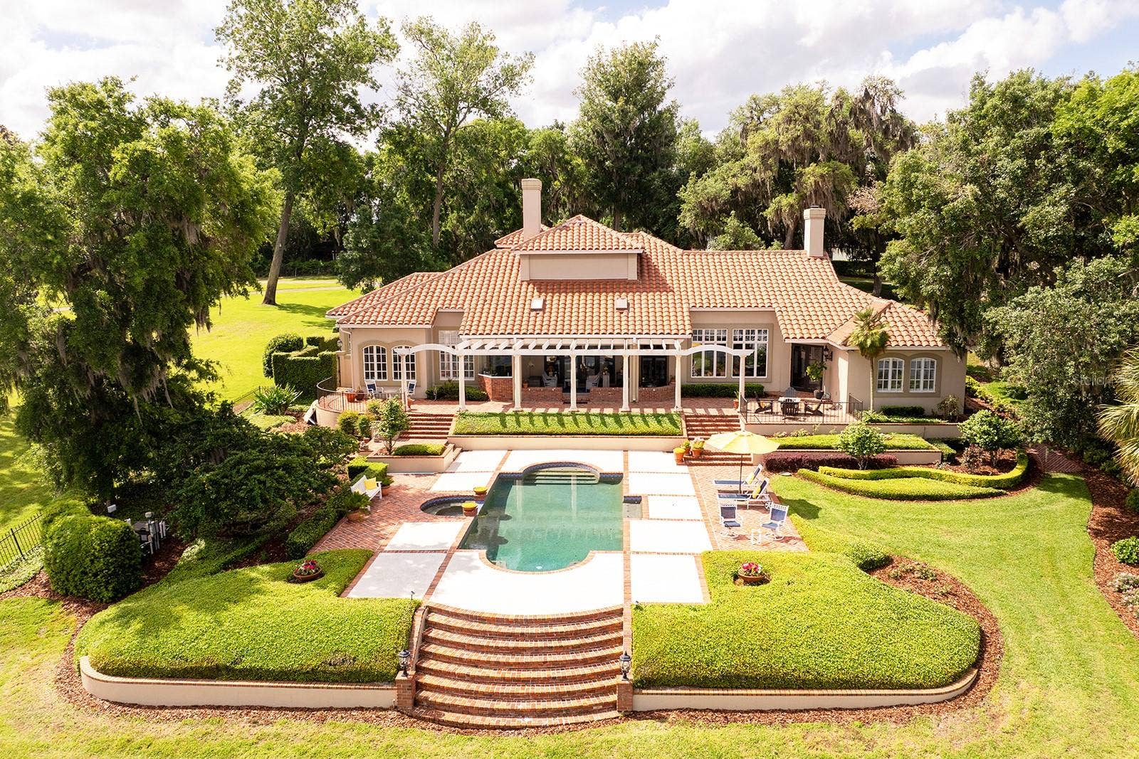 1351 N CLASSIC COURT, Longwood, FL 32779 Visit today and experience your LAKESIDE LEGACY