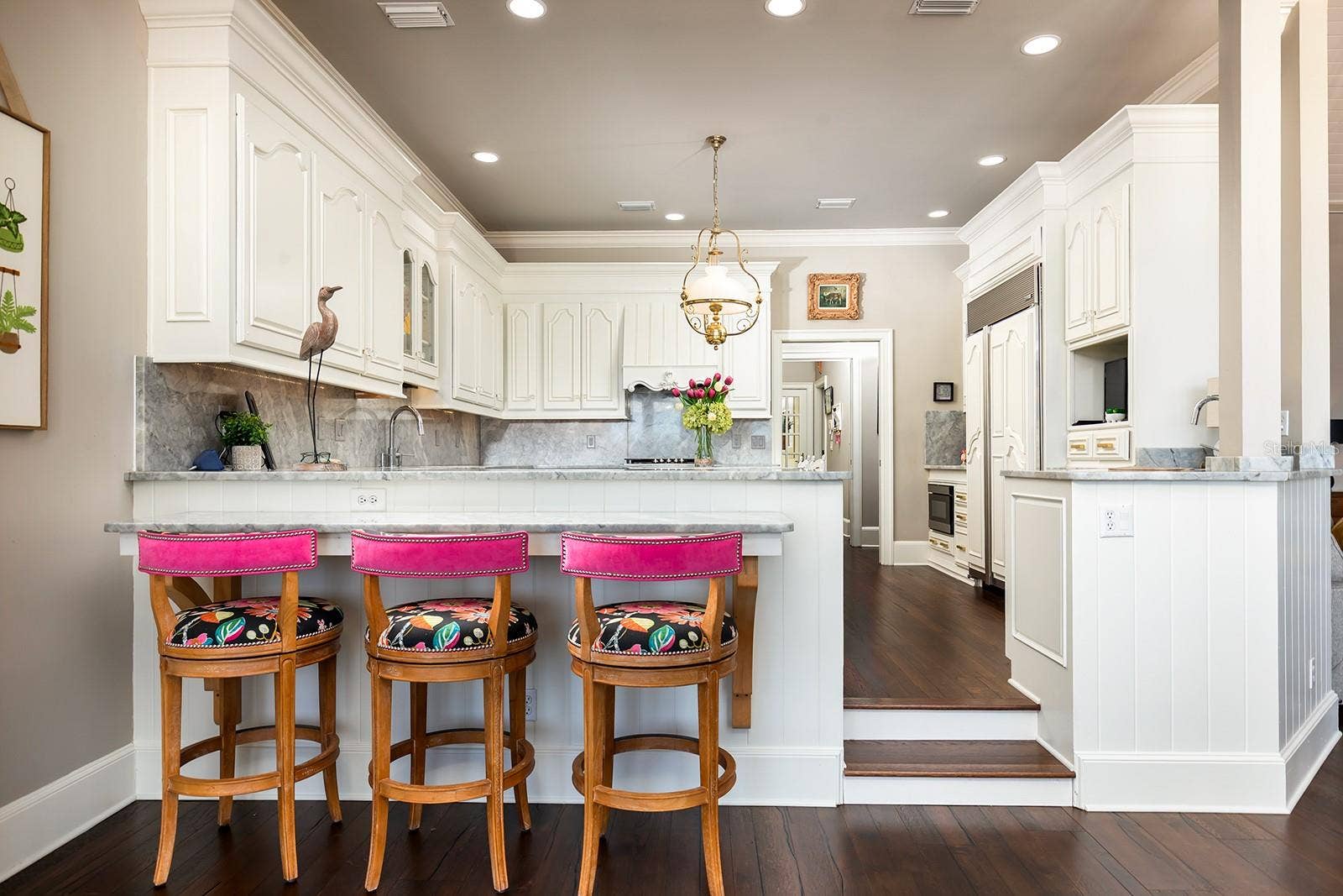 1351 N CLASSIC COURT, Longwood, FL 32779 Snack bar and wet bar area right under the loft area. Perfect for quick meals on the run.