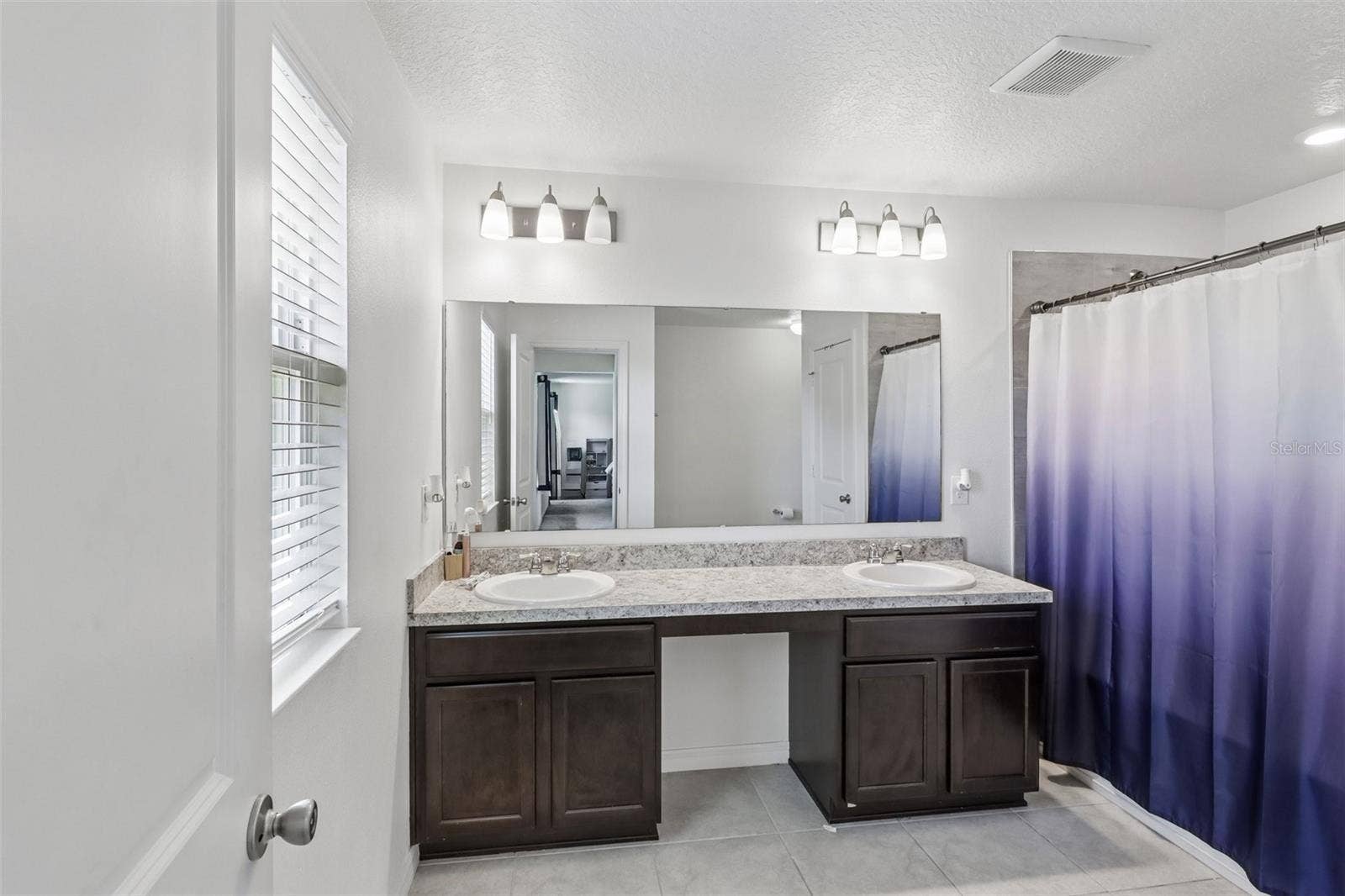 Primary en-suite bath.