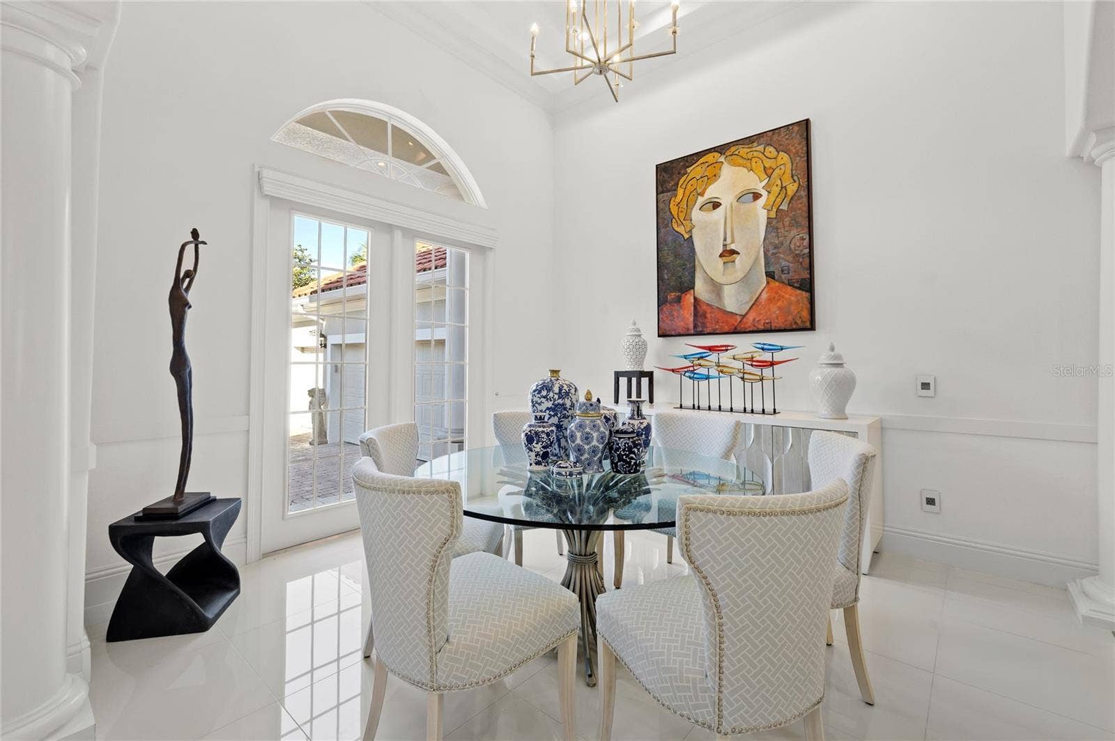 11051 HAWKSHEAD COURT, Windermere, FL 34786 Formal dining space with abundant light. 1st hall leads to Beds 3 & 4, laundry and 3 car garage access