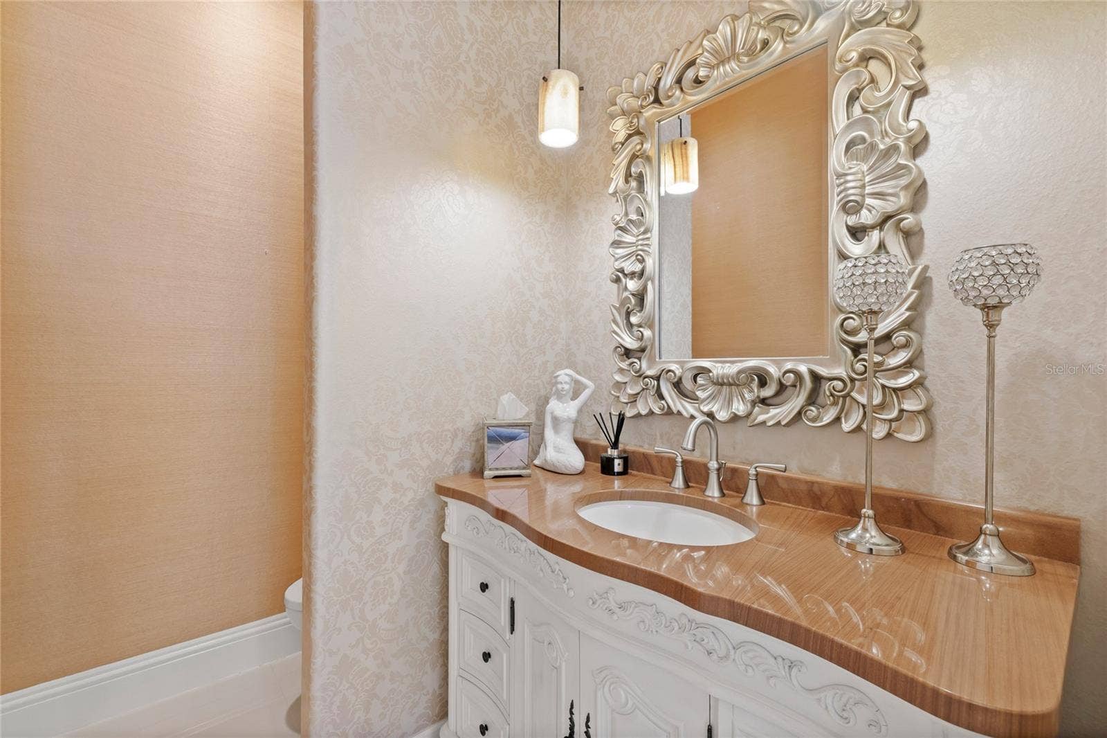 11051 HAWKSHEAD COURT, Windermere, FL 34786 Hall half bath off Formal Living space