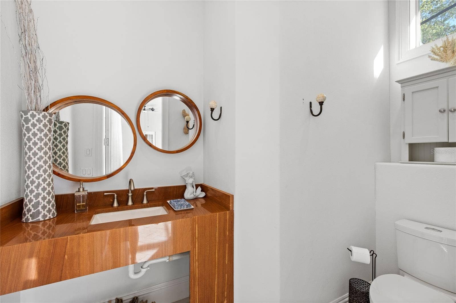 11051 HAWKSHEAD COURT, Windermere, FL 34786 Pool bath - access from back deck.