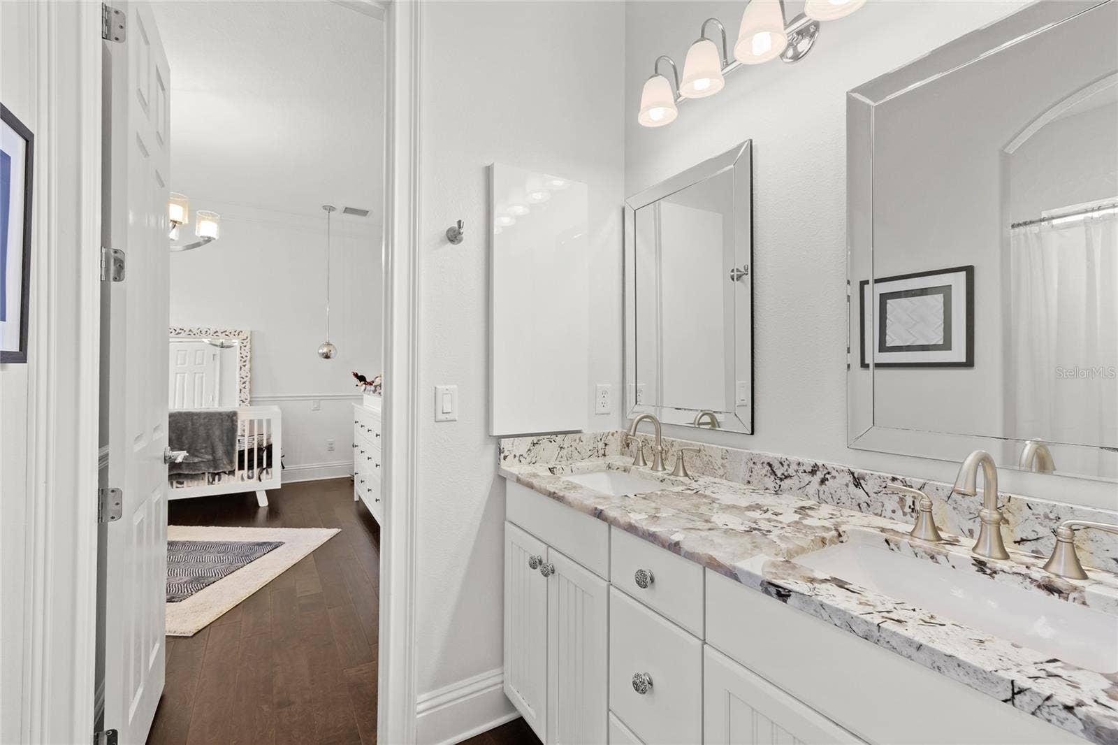 11051 HAWKSHEAD COURT, Windermere, FL 34786 Jack and Jill bath between Bed 3 & 4