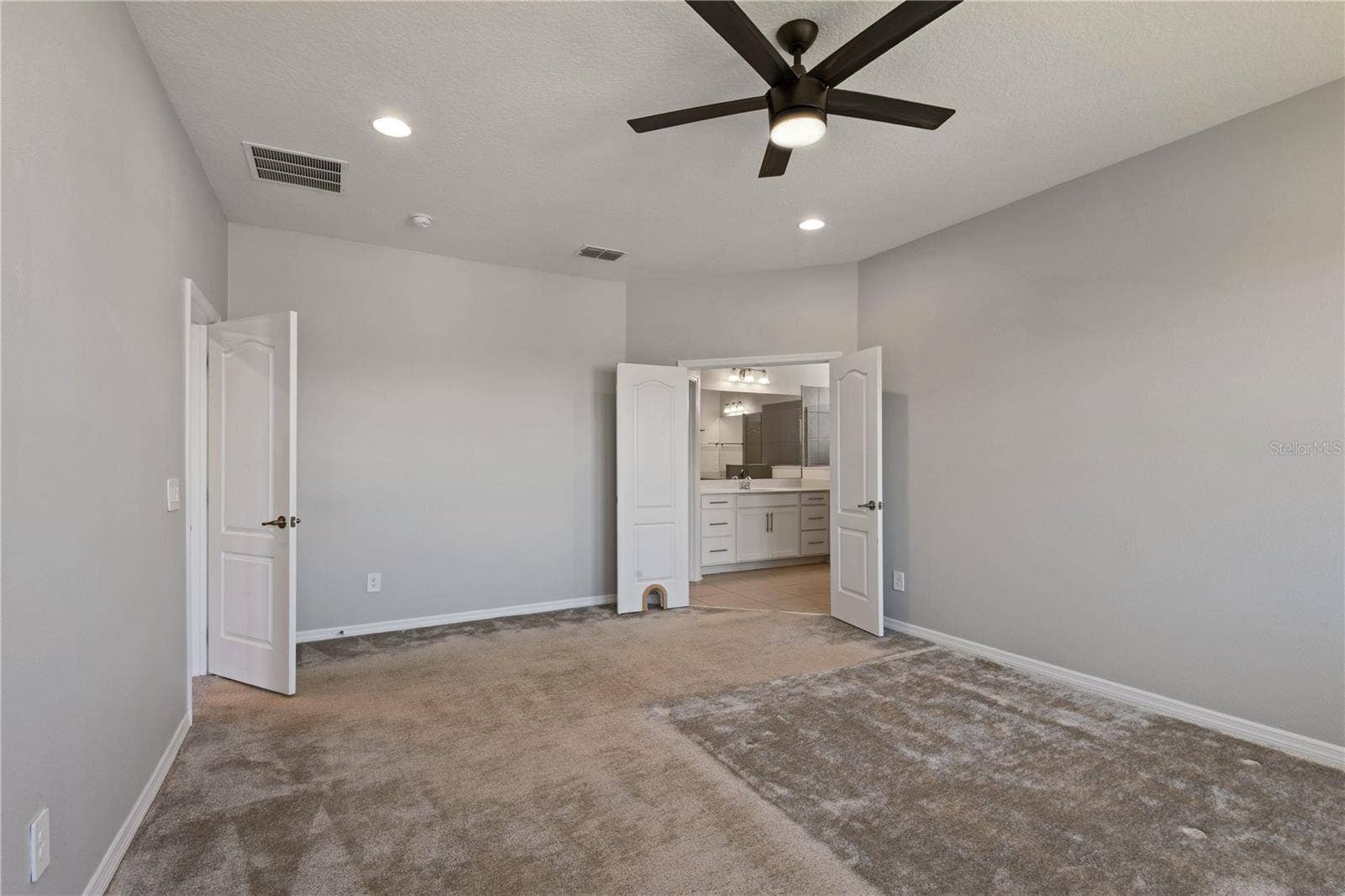 2017 BOSS HEWETT STREET, Oakland, FL 34787 primary suite