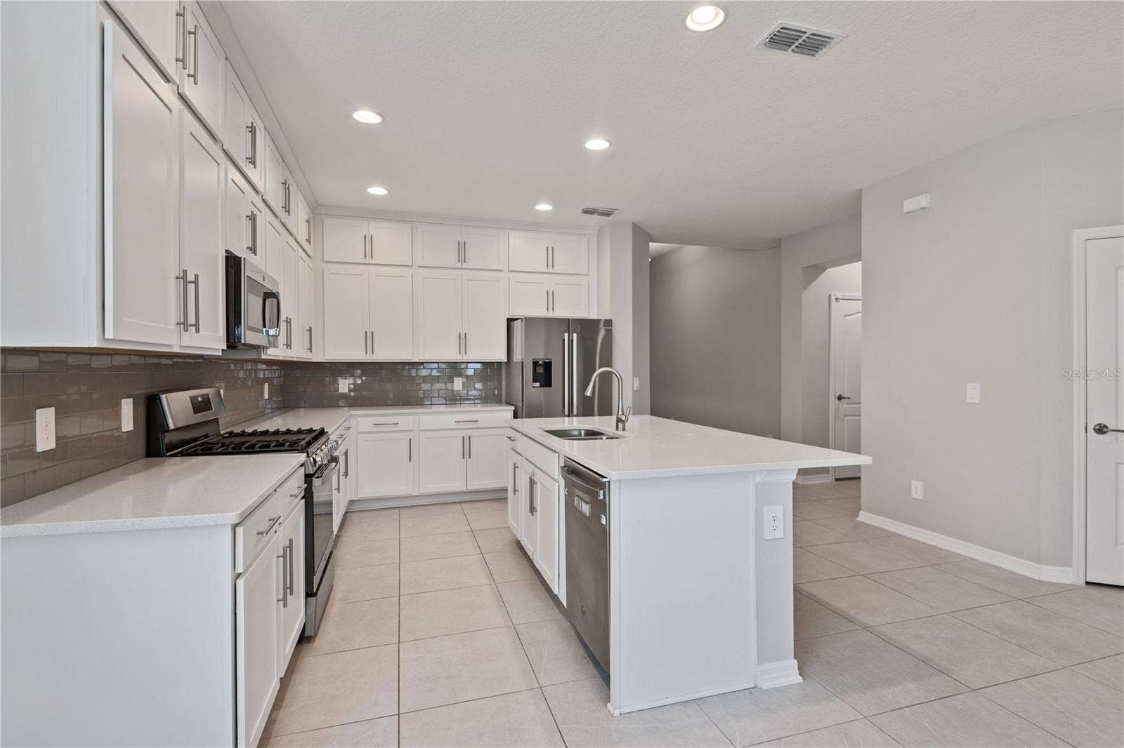 2017 BOSS HEWETT STREET, Oakland, FL 34787 2017 BOSS HEWETT STREET, Oakland, FL 34787
