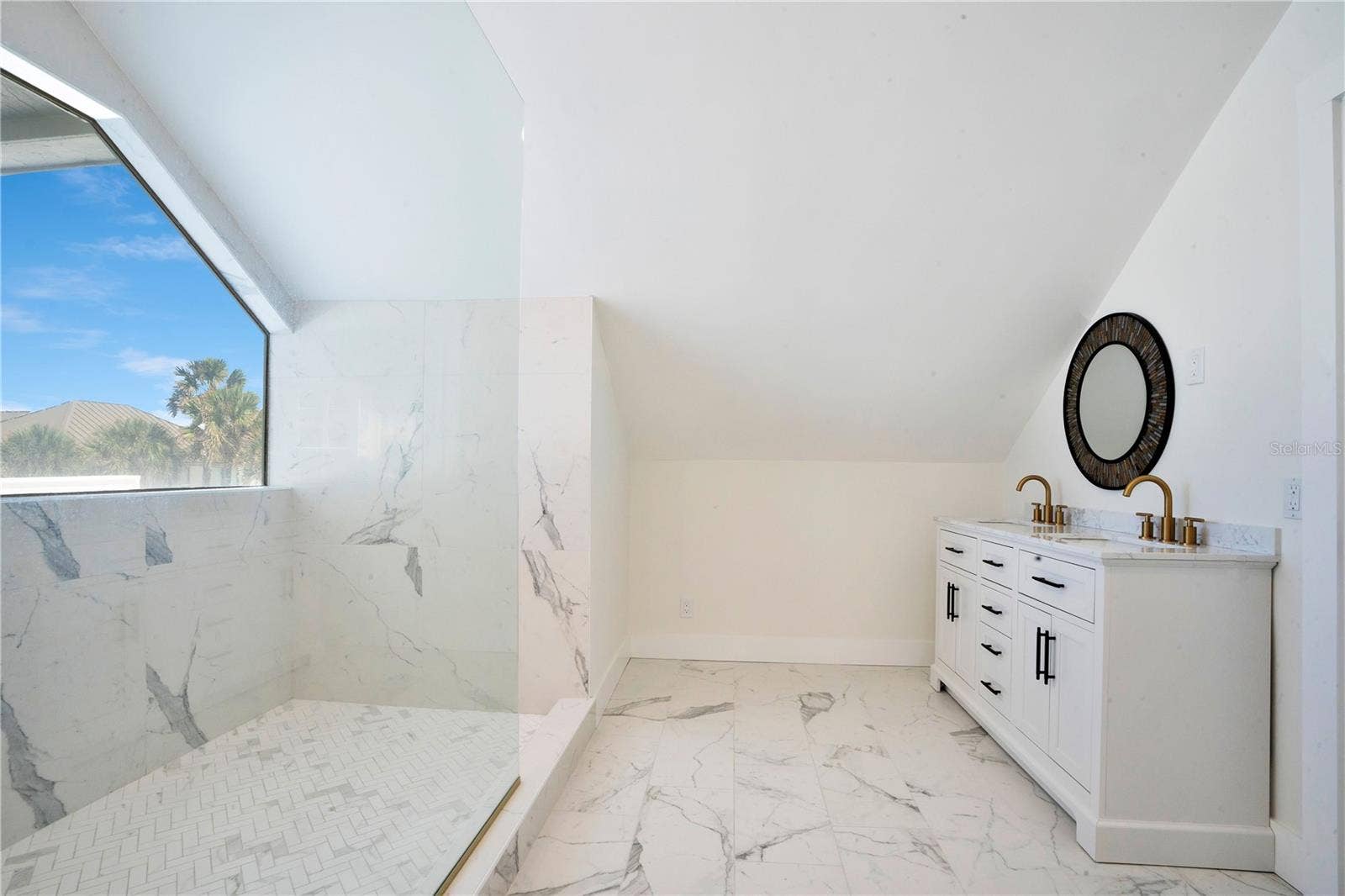 2117 OCEAN DRIVE, New Smyrna Beach, FL 32169 Primary Bedroom Ensuite 1