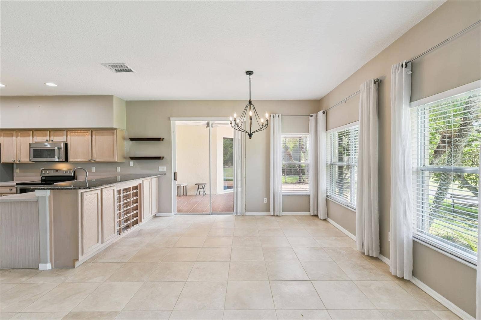 237 STRATHMORE CIRCLE, Kissimmee, FL 34744 Extra space for seating or eating.