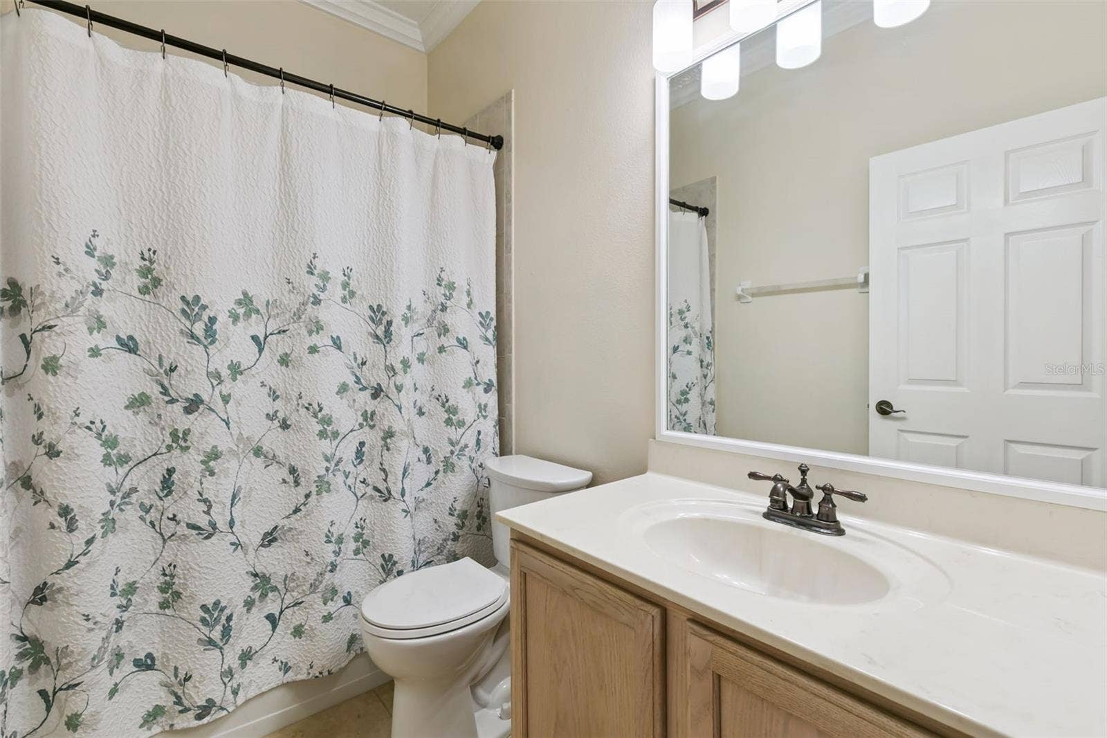 237 STRATHMORE CIRCLE, Kissimmee, FL 34744 Second full bathroom.